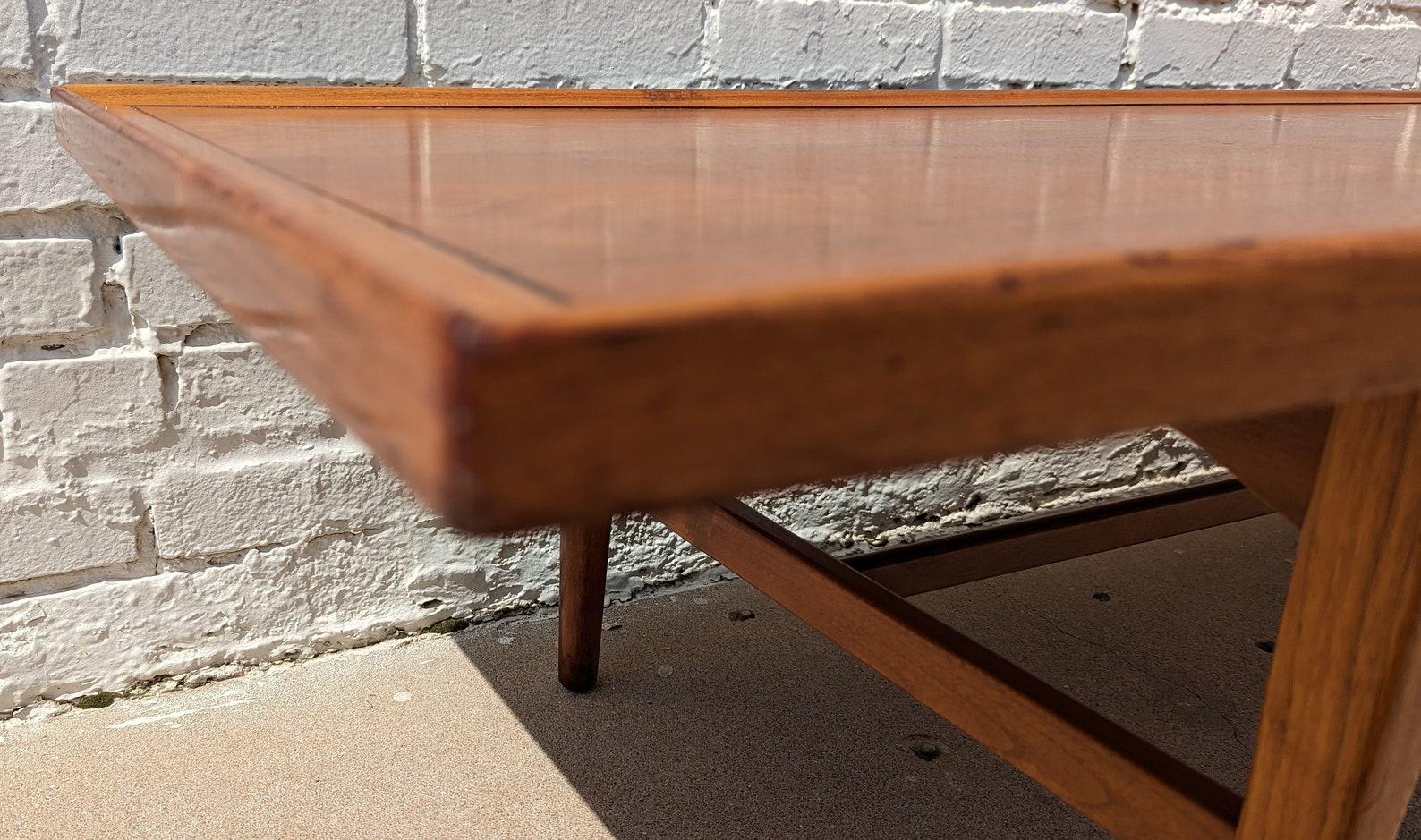 Américain Table basse Drexel Projection de Kip Stewart, mi-siècle moderne en vente