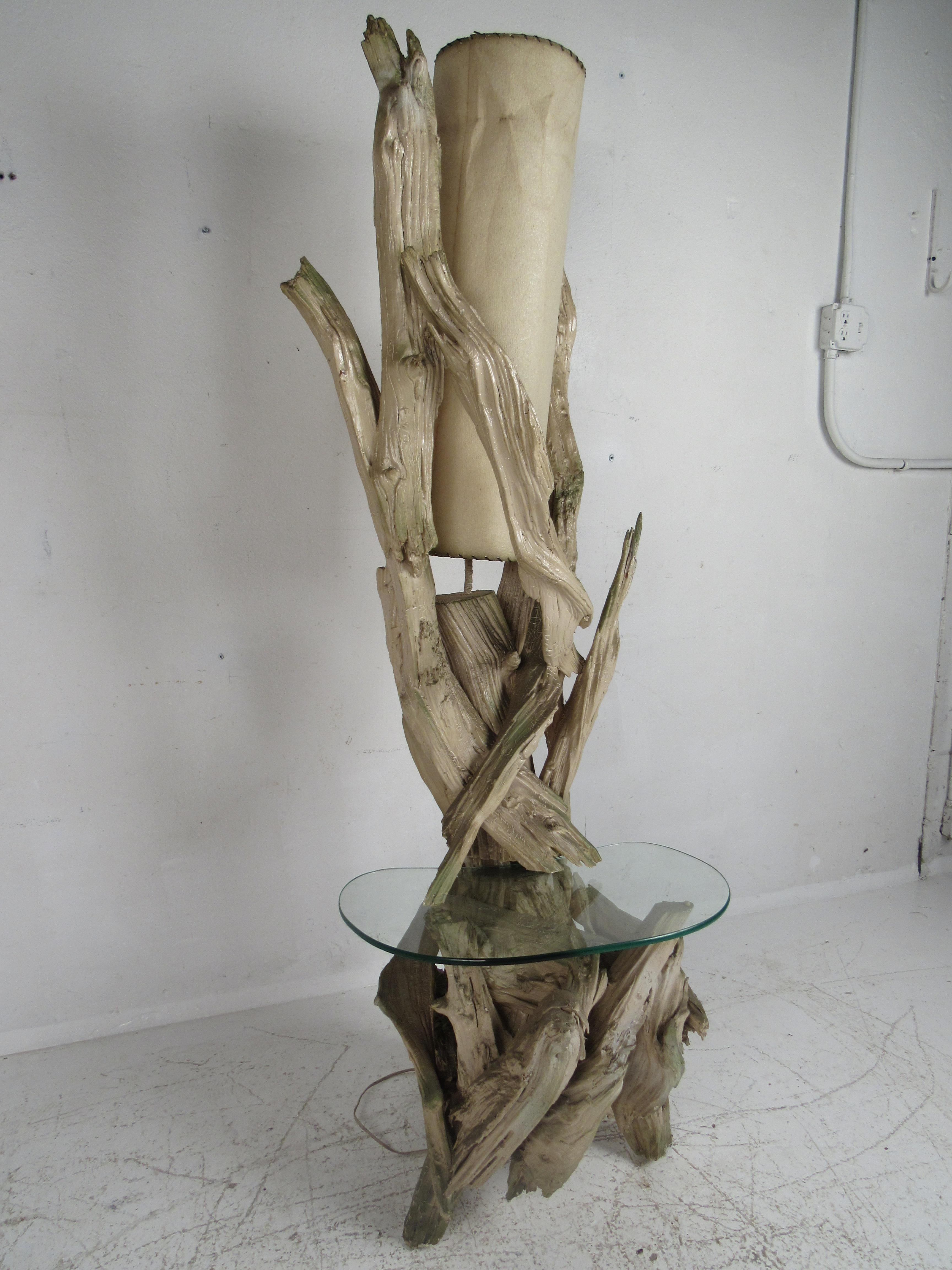 Esta hermosa lámpara de pie vintage moderna tiene un marco escultural de madera de deriva con una mesa flotante de cristal en forma de riñón. Un diseño único con la gran pantalla cilíndrica encajada en la parte superior de madera de deriva. Un