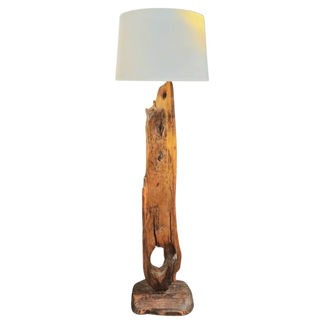 Sorprendente lámpara de pie de madera de deriva muy tallada. Encontrada en una casa situada en el centro de la costa de Maine. La lámpara en sí es un misterio. No hay forma lógica de que esta lámpara haya sido cableada, y sin embargo lo
