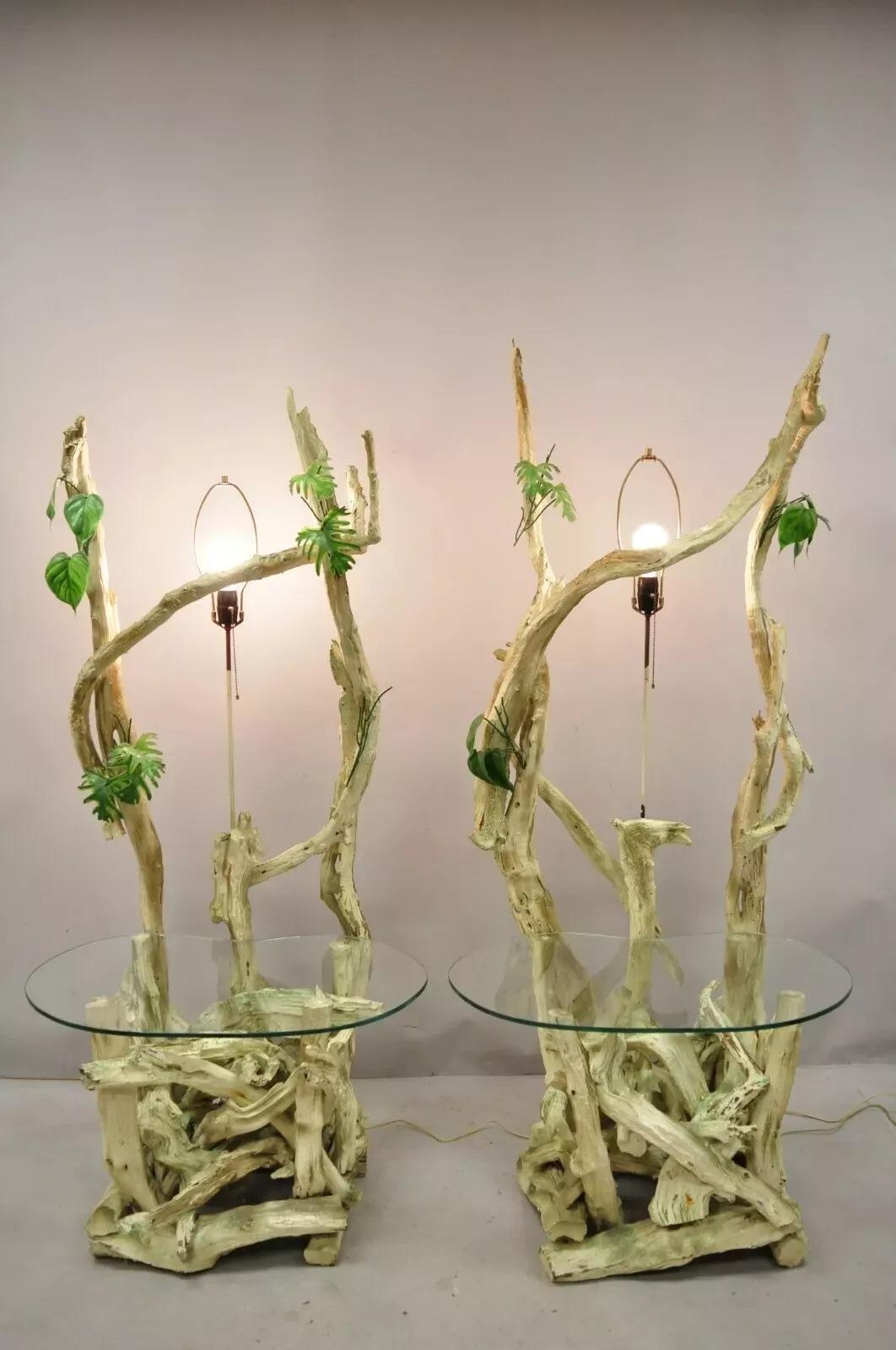 Vintage Mid Century Modern Driftwood Tiki Dschungel Lampe End Tische w / Nieren Glas - ein Paar. Der Artikel hat eine hohe, beeindruckende Form, nierenförmiges Glas, weiß und grün lackiert, großartiger Stil und Form. Passender Couchtisch in