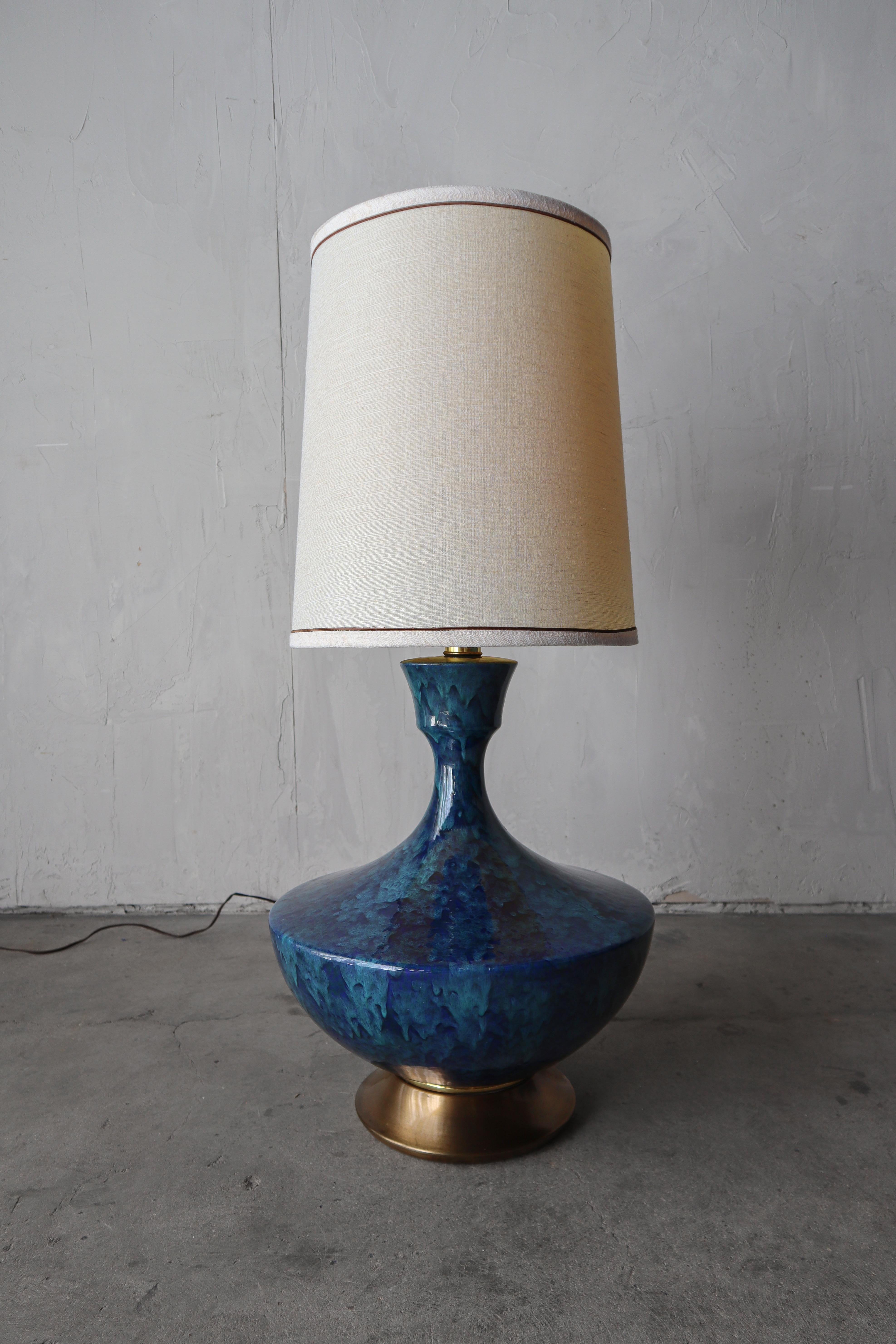 Magnifique lampe de table en céramique du milieu du siècle. La lampe présente une magnifique glaçure goutte à goutte très brillante dans différentes nuances de bleu.  Très bon état.

*L'abat-jour est endommagé et n'est pas inclus.

Le corps de la