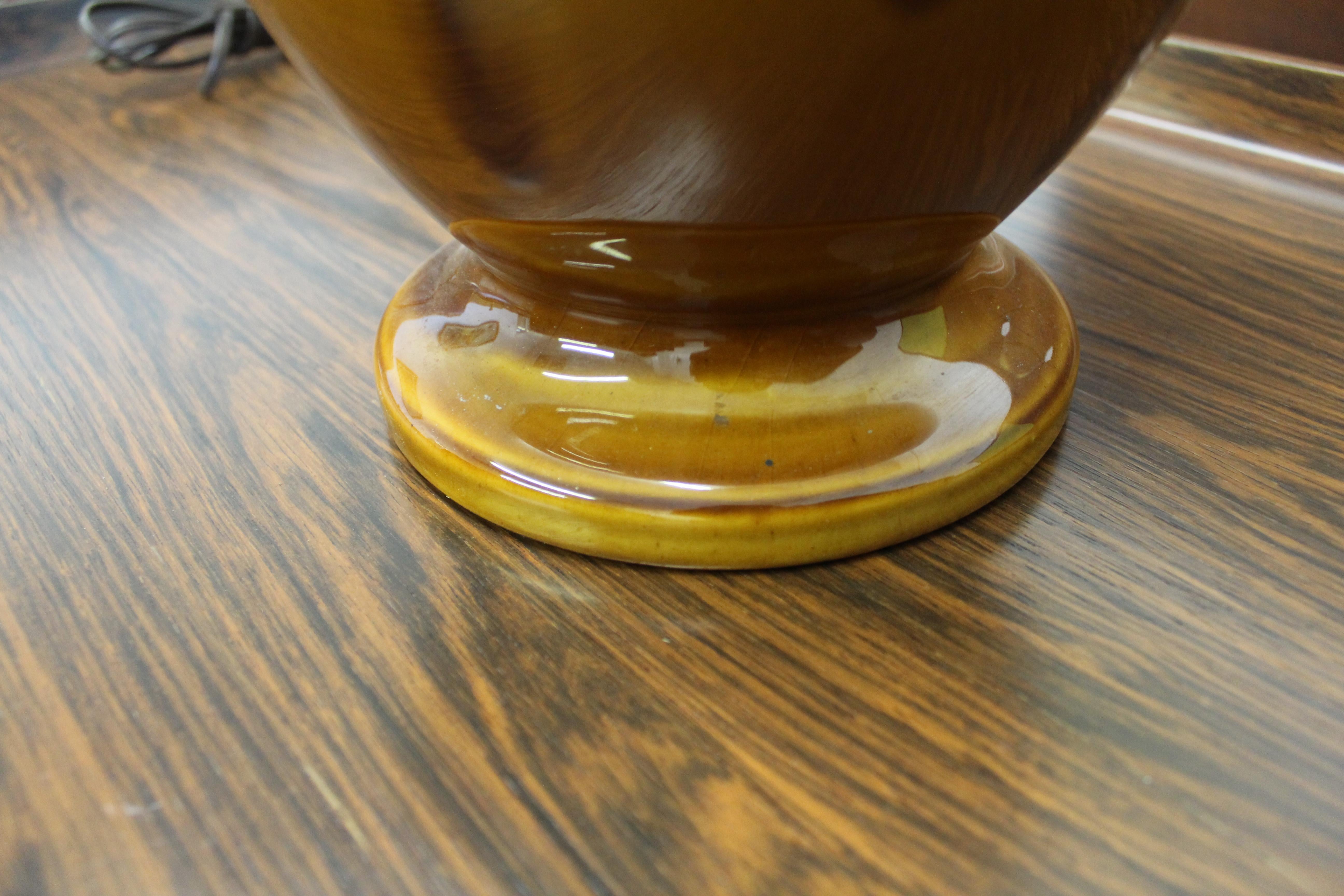 Mid-Century Modern Tropfenglasur-Tischlampe aus Keramik aus Nussbaumholz im Angebot 5