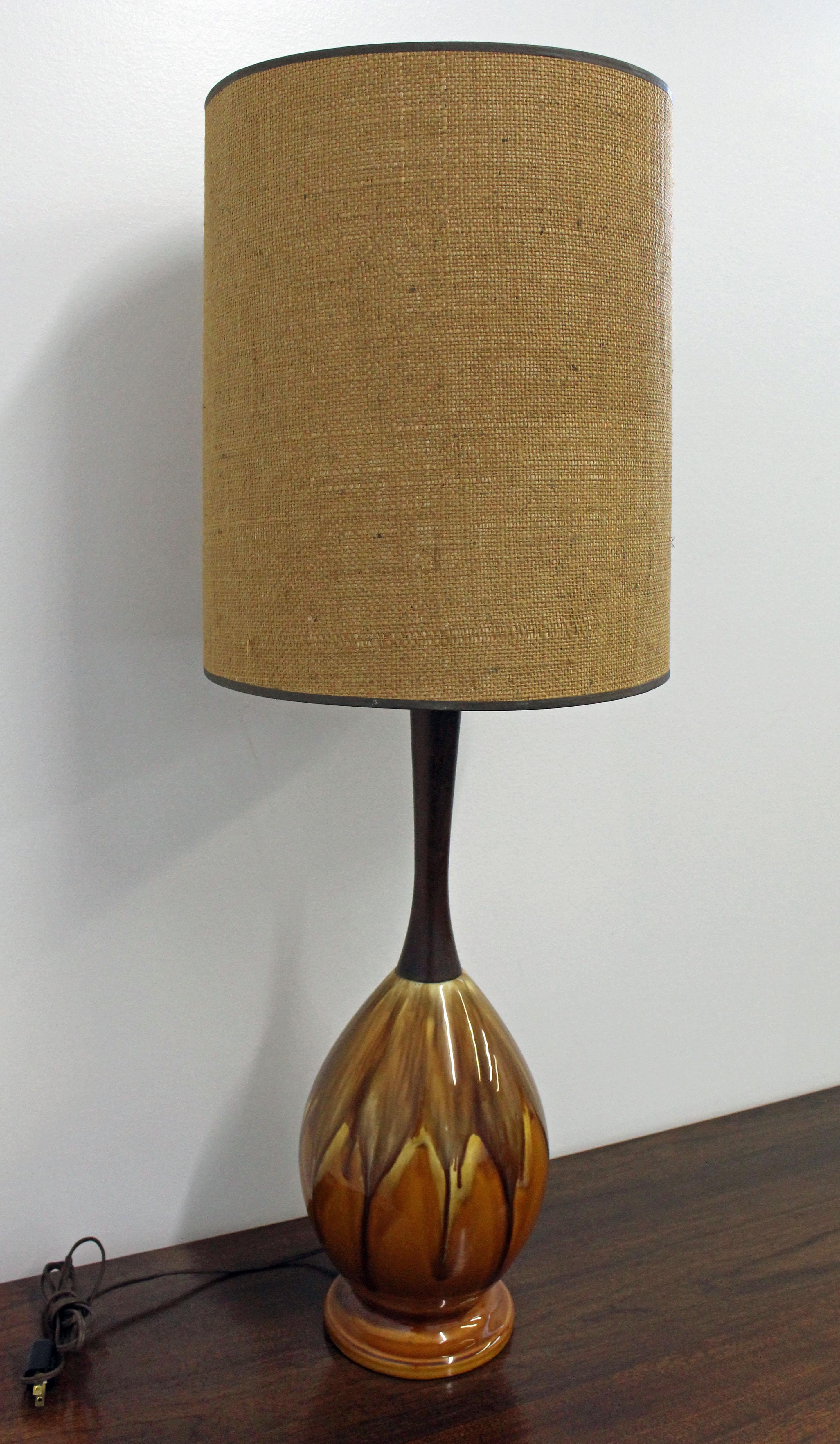 Unknown Mid-Century Modern Drip Glaze Ceramic Walnut Table Lamp For Sale