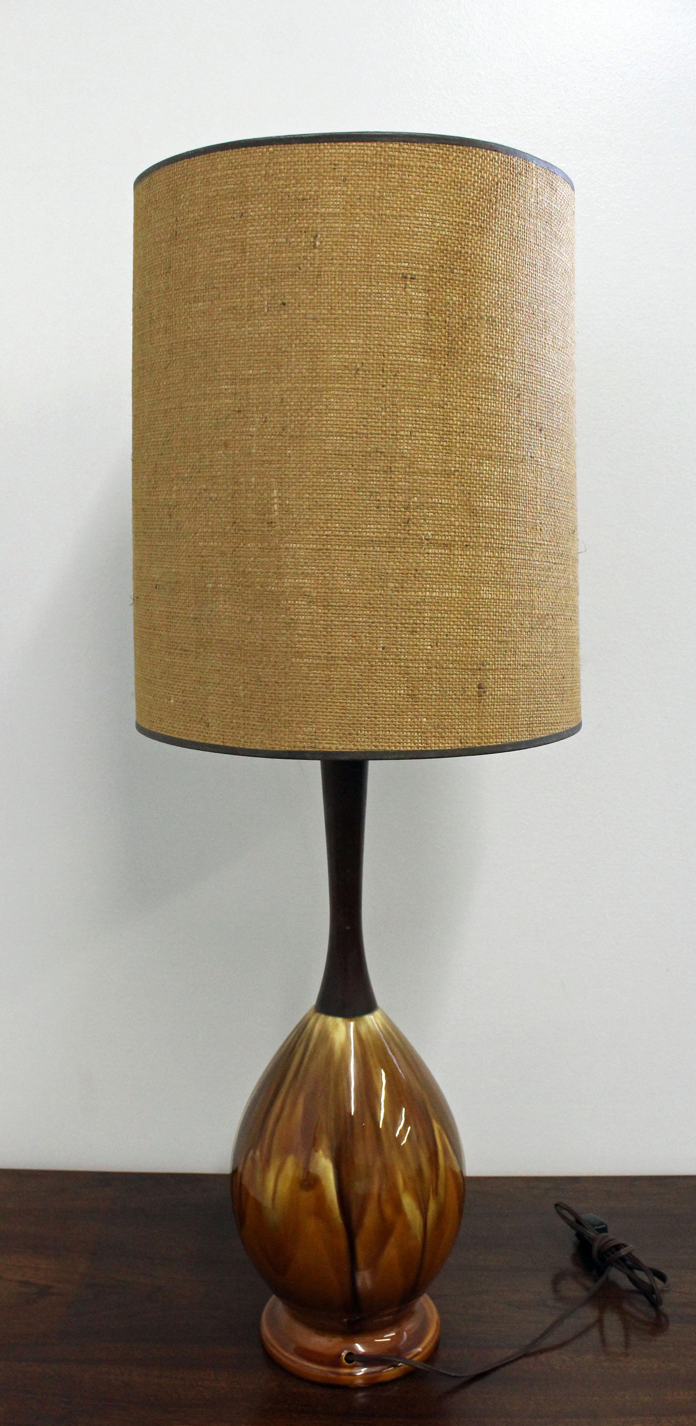Mid-Century Modern Drip Glaze Ceramic Walnut Table Lamp In Good Condition For Sale In Wilmington, DE