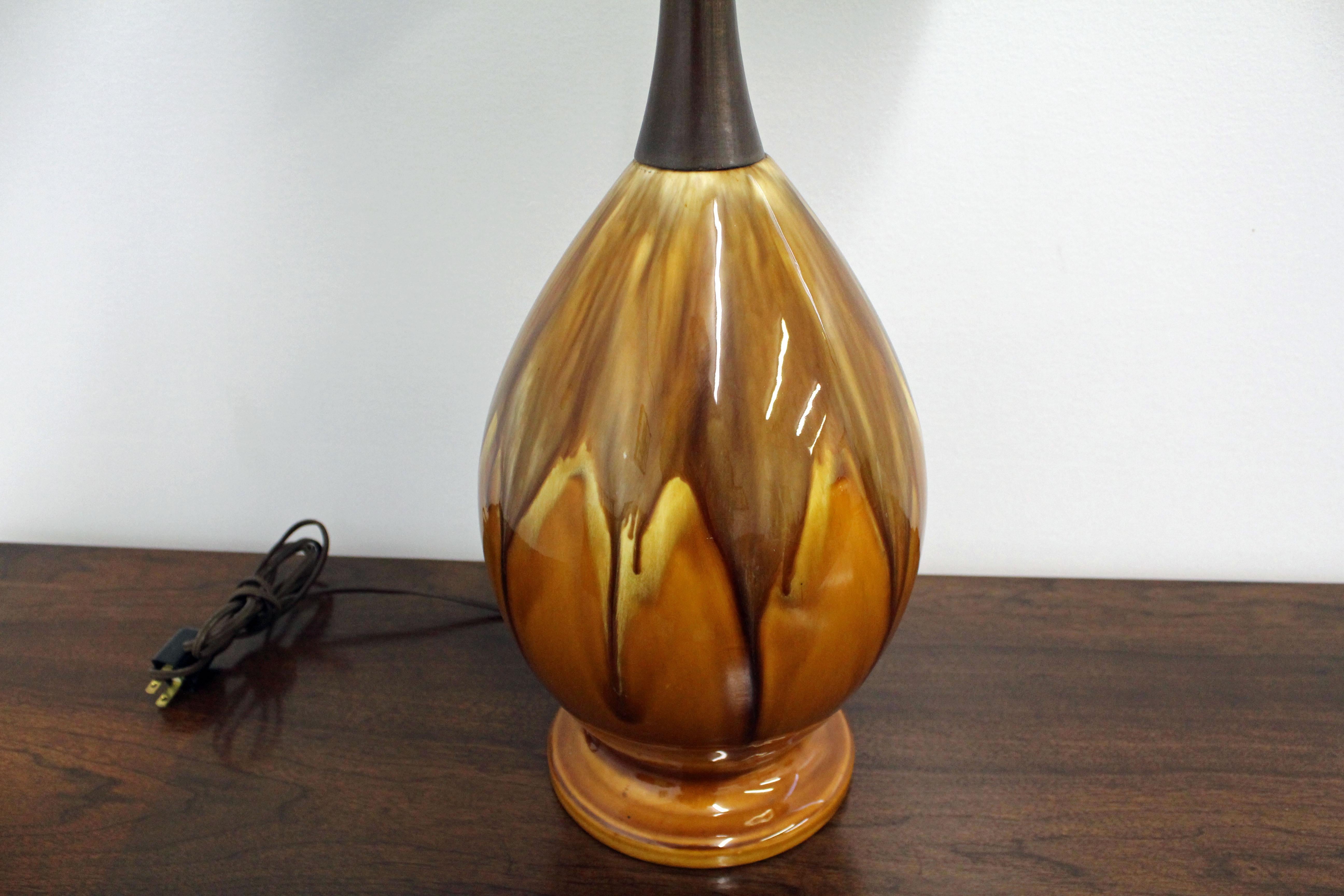 Mid-Century Modern Tropfenglasur-Tischlampe aus Keramik aus Nussbaumholz im Zustand „Gut“ im Angebot in Wilmington, DE