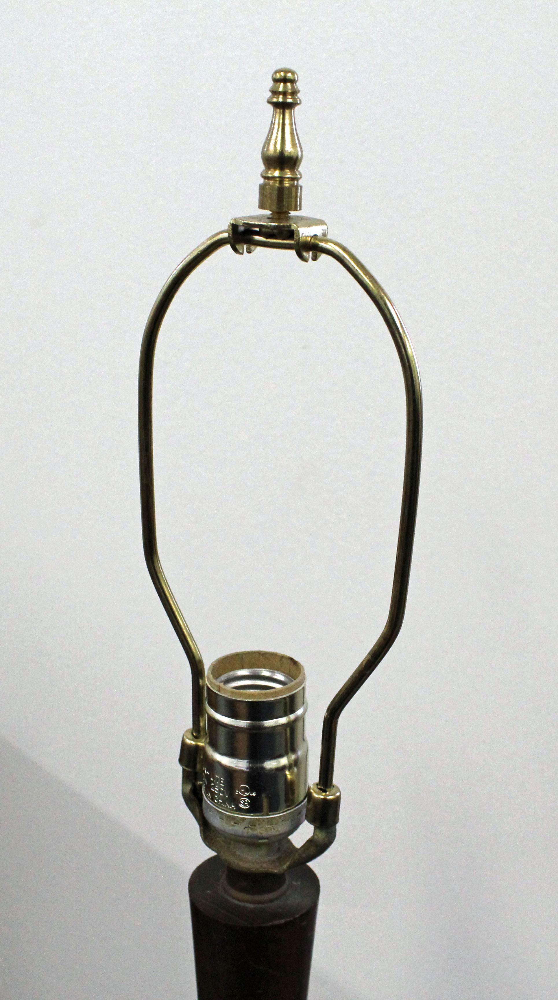Mid-Century Modern Tropfenglasur-Tischlampe aus Keramik aus Nussbaumholz im Angebot 1