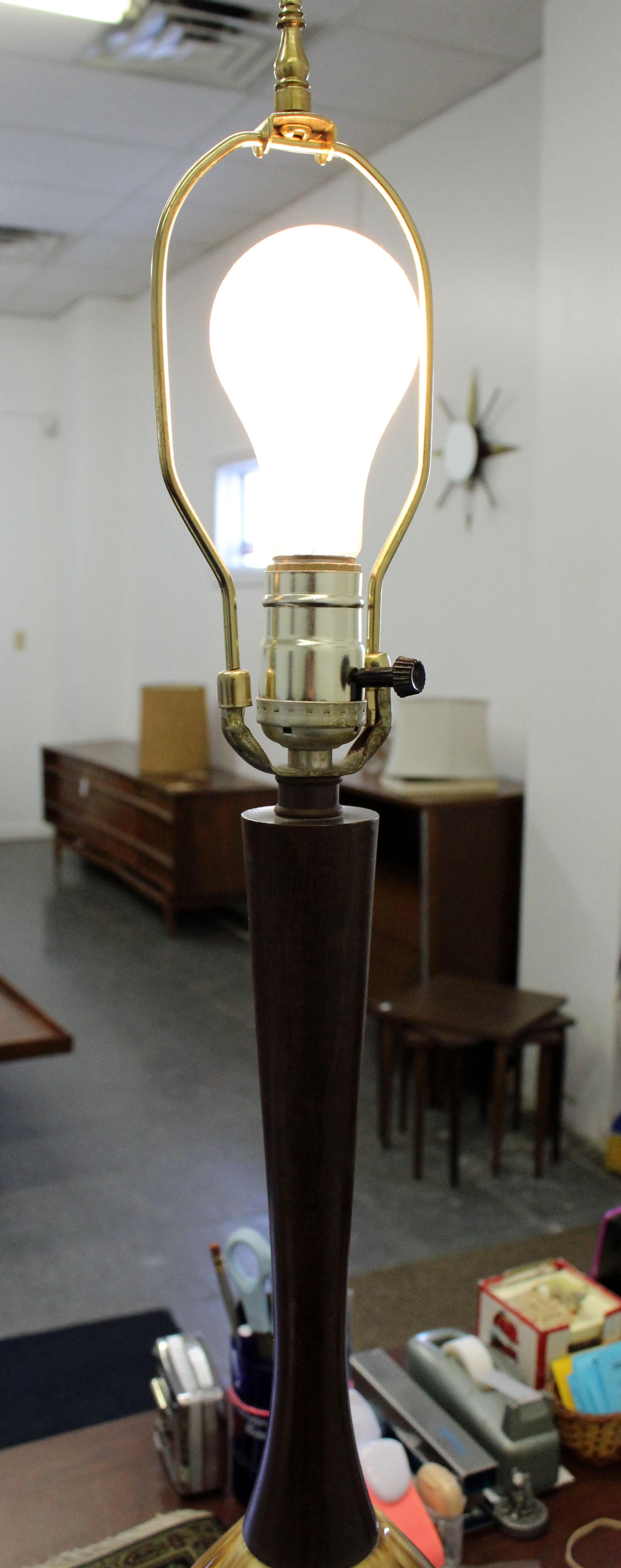 Mid-Century Modern Tropfenglasur-Tischlampe aus Keramik aus Nussbaumholz im Angebot 2