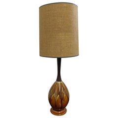 Lampada da tavolo moderna di metà secolo in ceramica con smalto a goccia in noce
