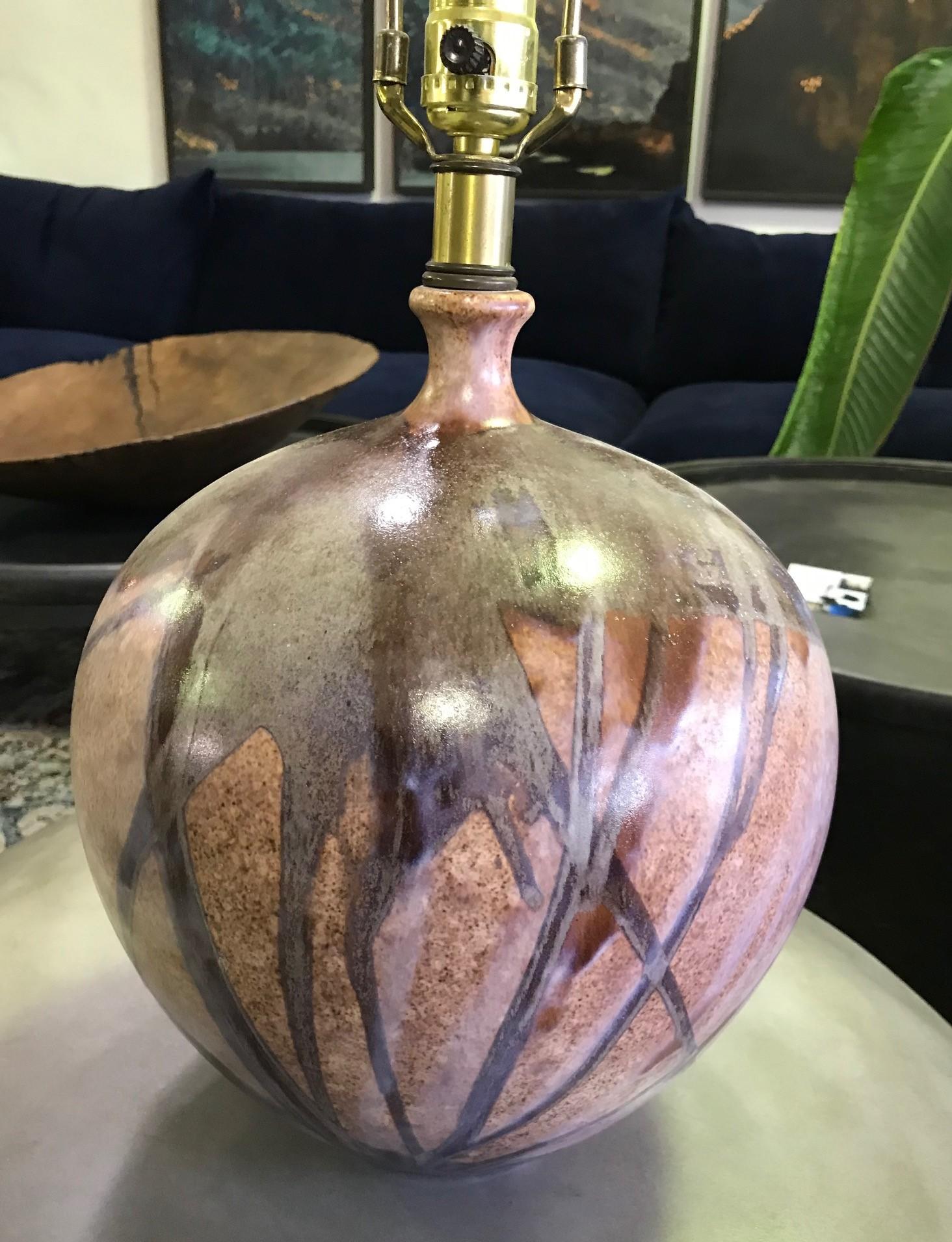 Mid-Century Modern Drip Glaze Studio Ceramic Pottery Table Lamp In Good Condition For Sale In Studio City, CA