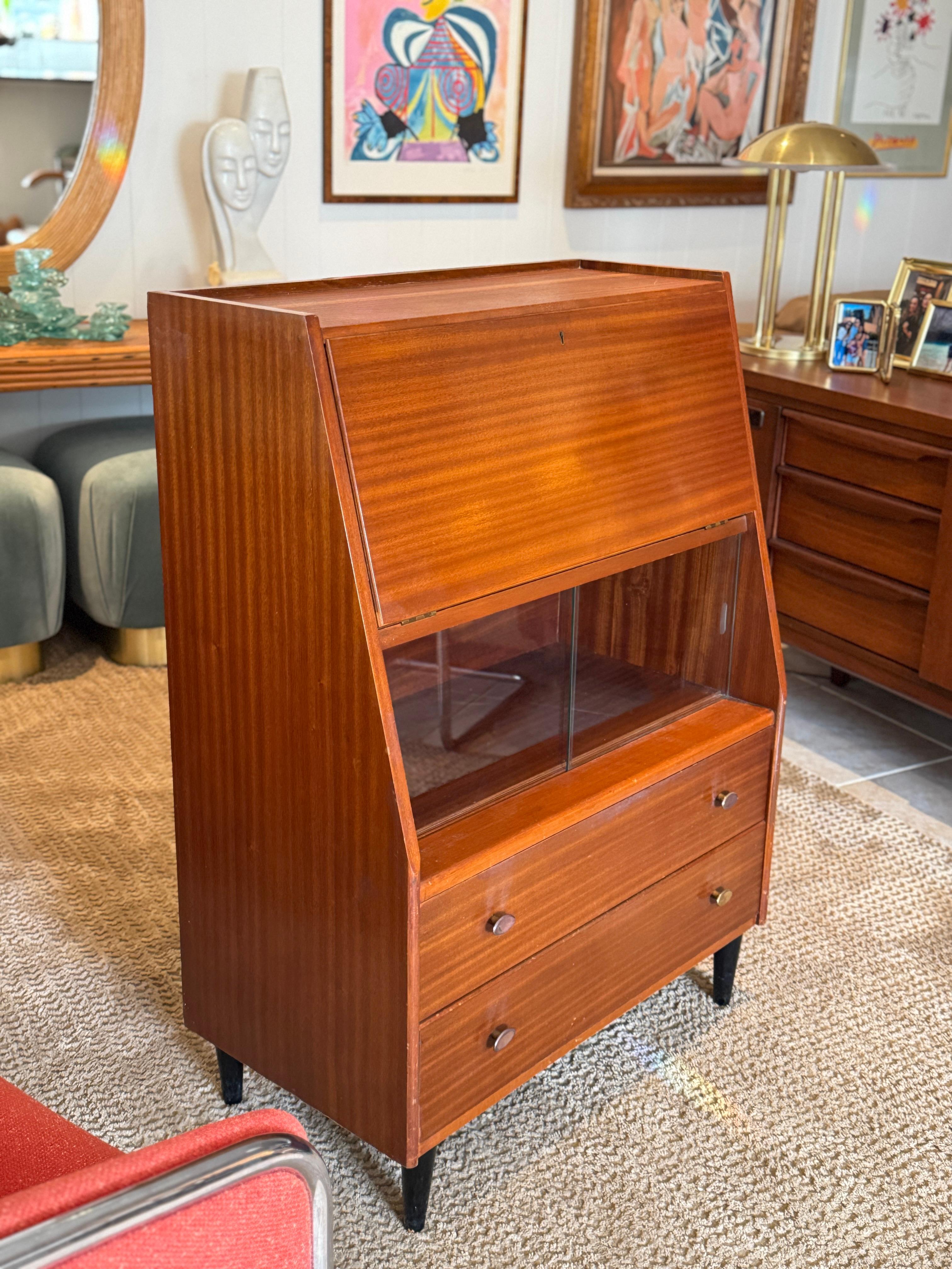 Bureau de style moderne du milieu du siècle, fabriqué par Lebus, vers les années 1960. Peut également être utilisé comme meuble de bar compte tenu de sa petite taille. Cette pièce unique est en très bon état d'origine.

41,5