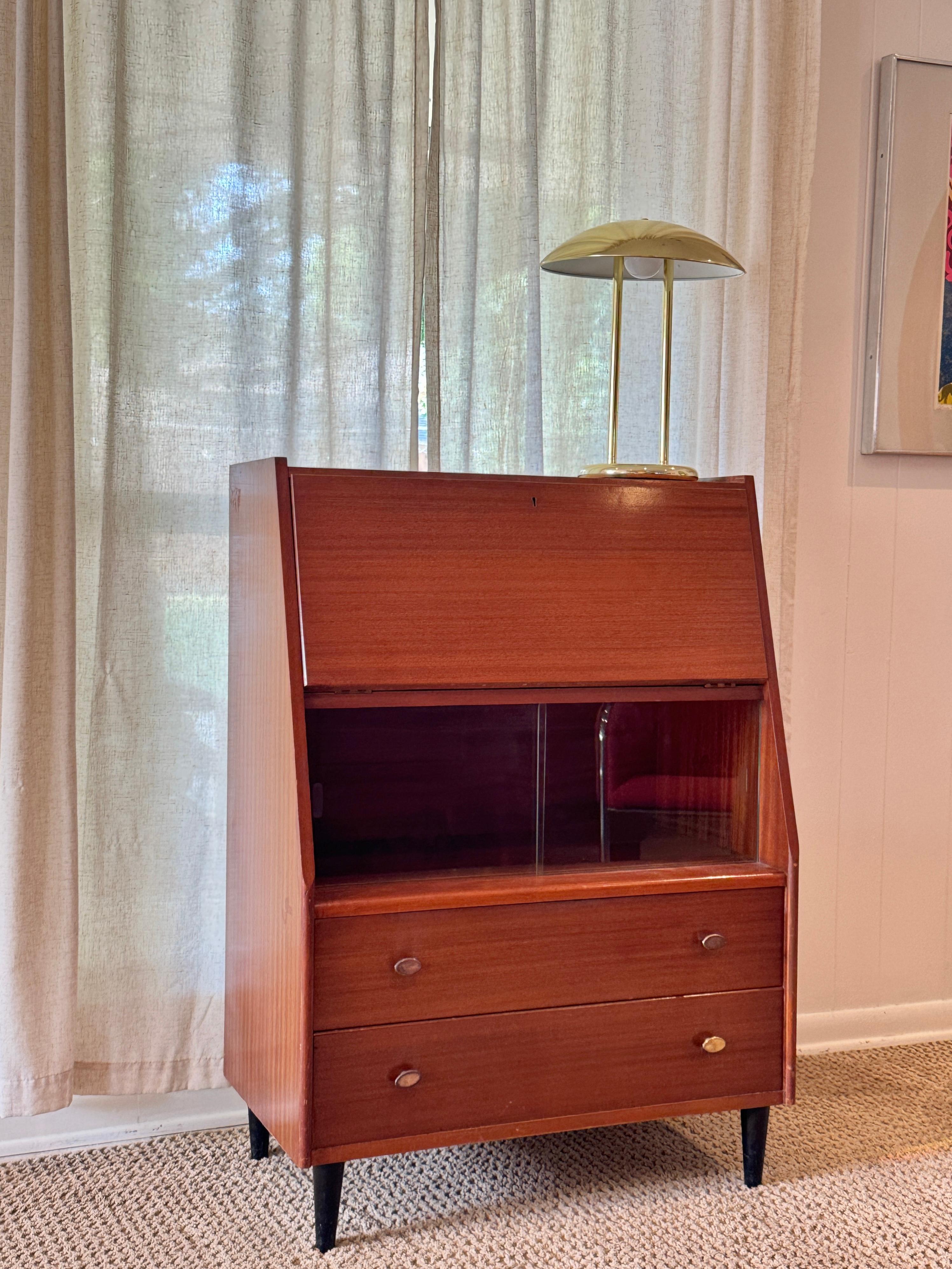 Placage Meuble de bureau moderne du milieu du siècle dernier, fabriqué par Lebus, vers les années 1960. en vente