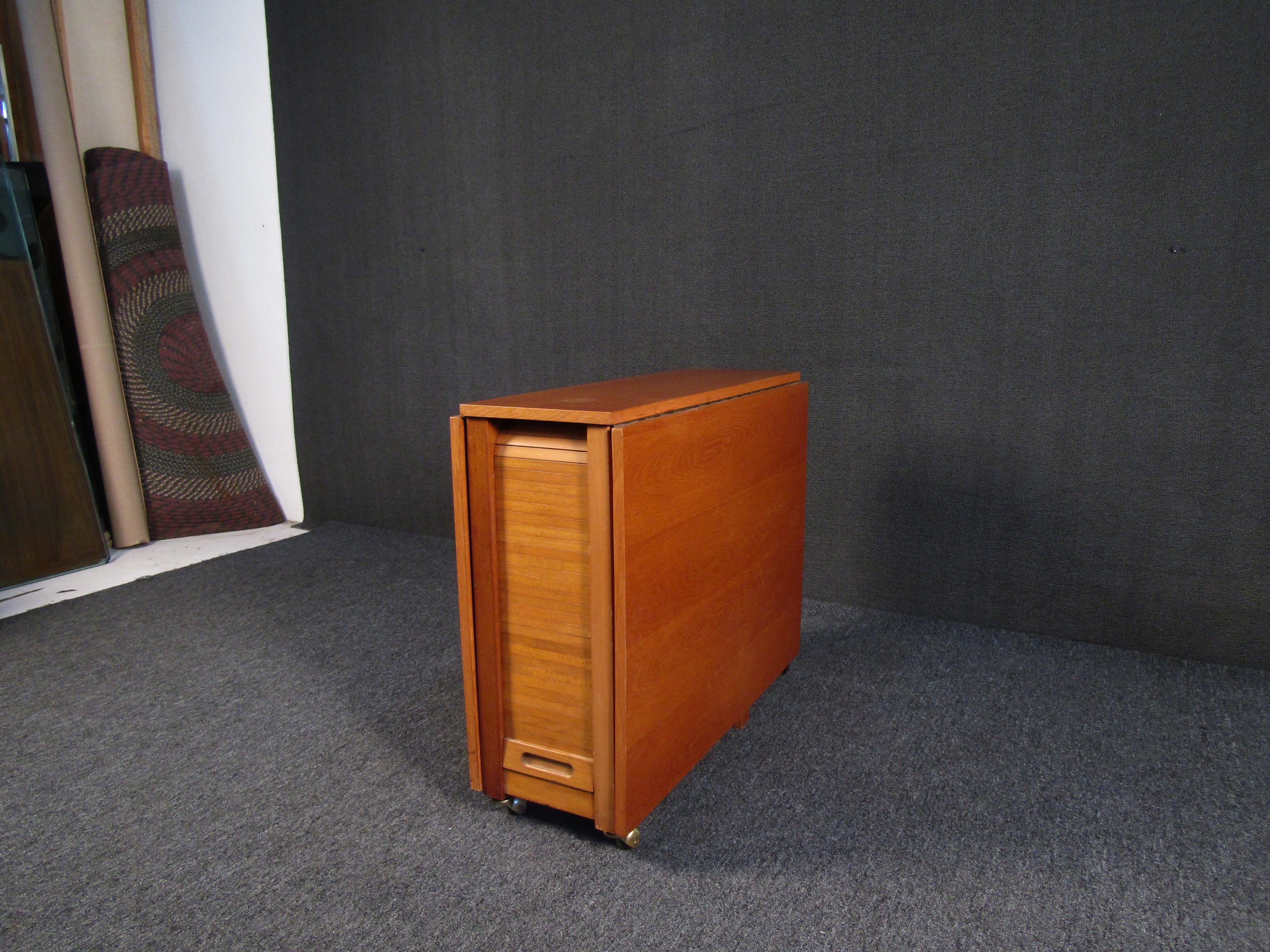 Mid-Century Modern Drop Leaf Dining Room Set In Good Condition In Brooklyn, NY