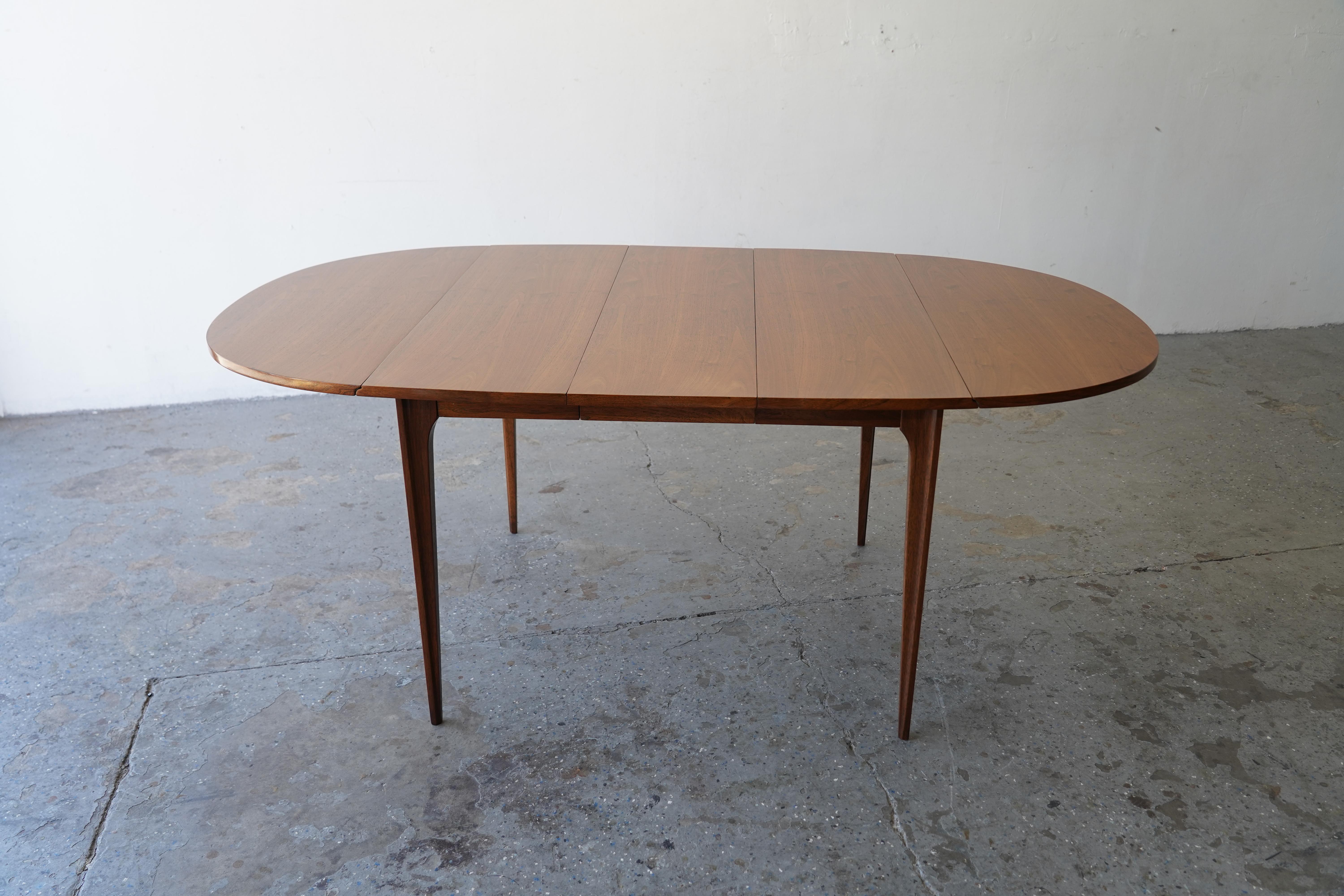 Als wunderschön restauriertes Exemplar der legendären Brasilia Collection von Broyhill zeigt dieser Mid-Century Modern Esstisch die kühnen Linien und die skulpturale Eleganz, die die gefeierte, von Oscar Niemeyers architektonischer Vision