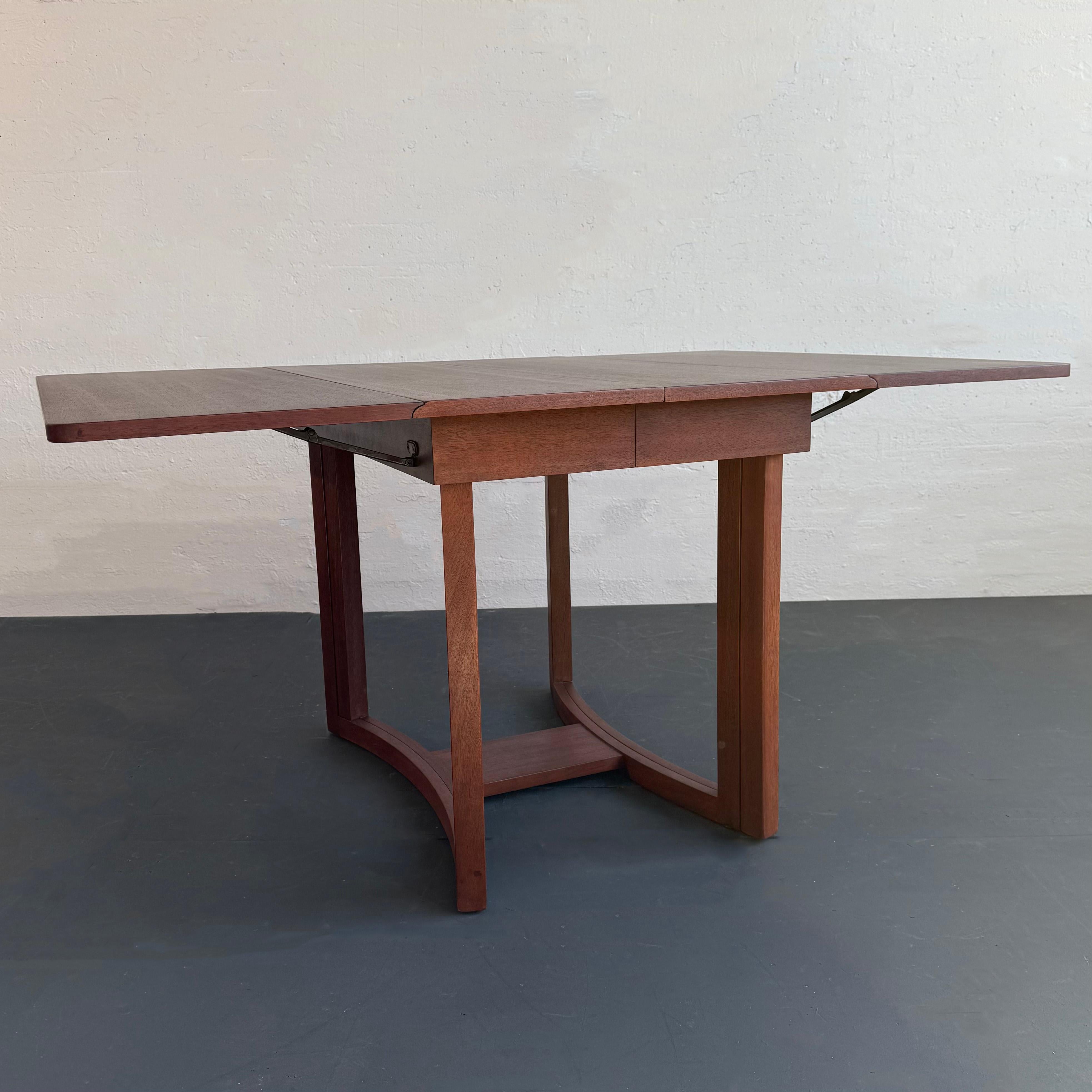 Cette magnifique table de salle à manger en noyer de style moderne du milieu du siècle a été conçue par le designer britannique T.H. CIRCA pour la Widdicomb Furniture Company à Grand Rapids, Michigan, vers les années 1950. Robsjohn-Gibbings a été le