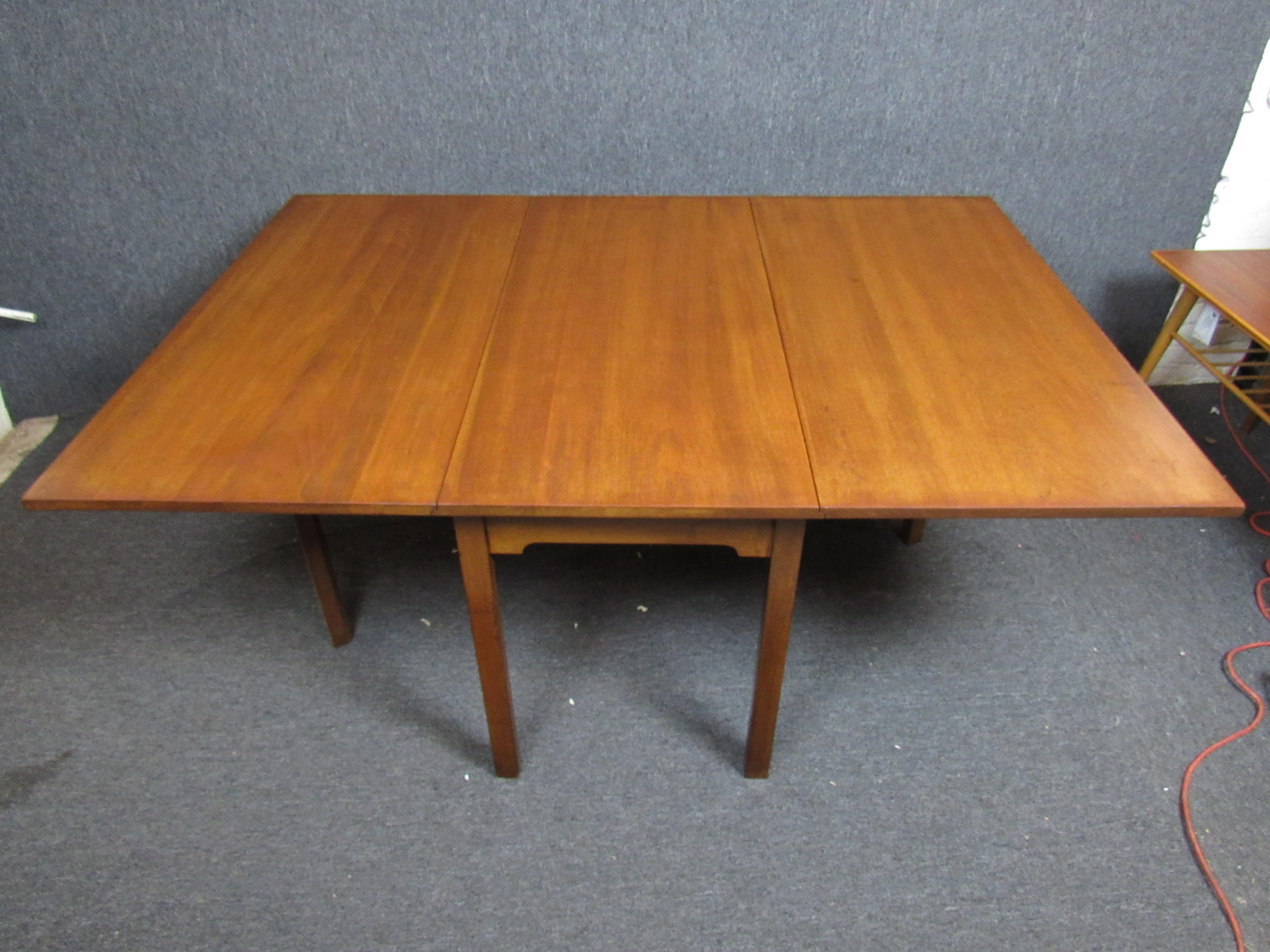 Mid-Century Modern Drop Leaf Dining Table In Good Condition For Sale In Brooklyn, NY