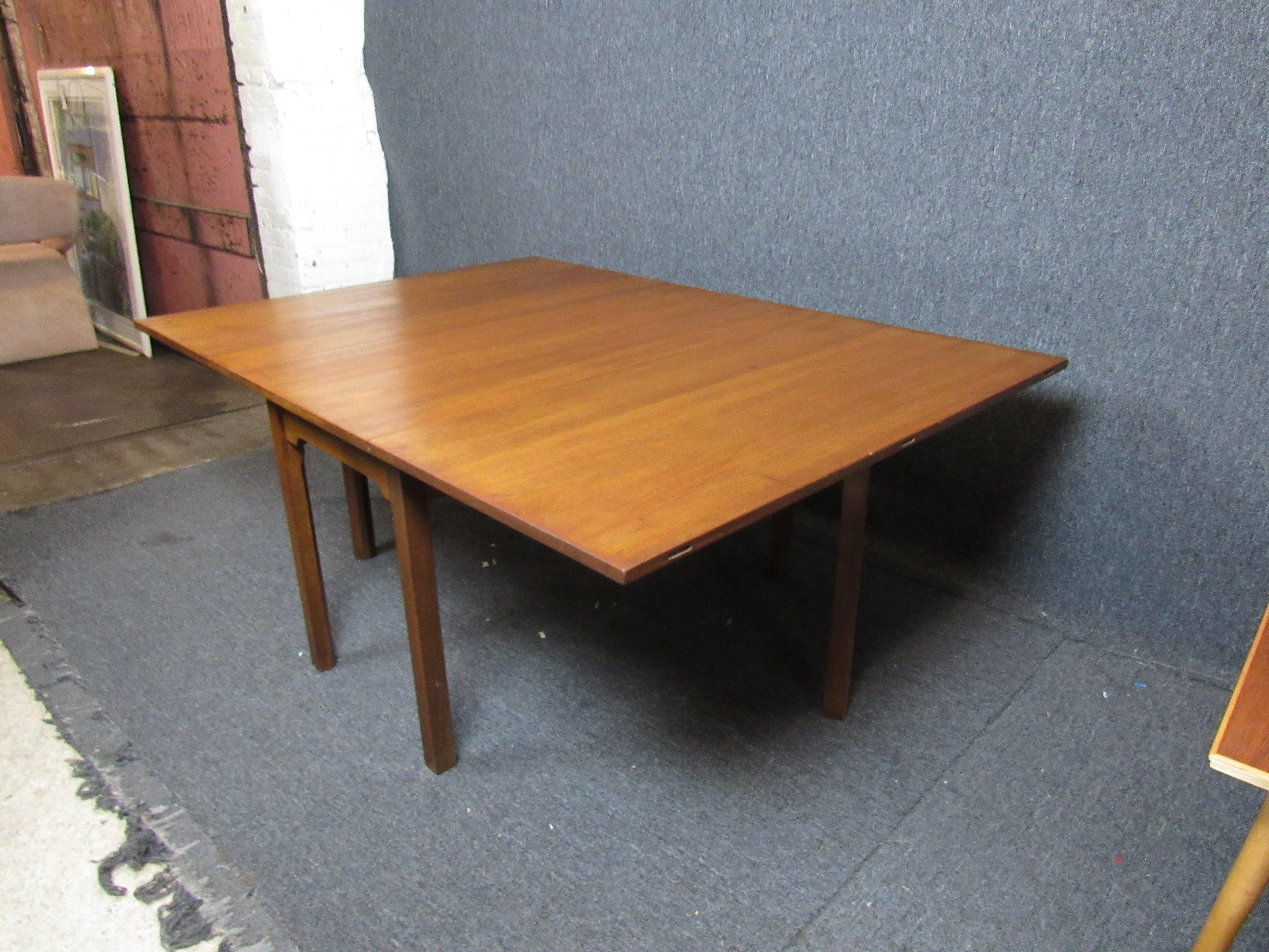 20th Century Mid-Century Modern Drop Leaf Dining Table For Sale