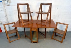 Tavolo a ribalta a metà del secolo moderno con quattro sedie Foldes