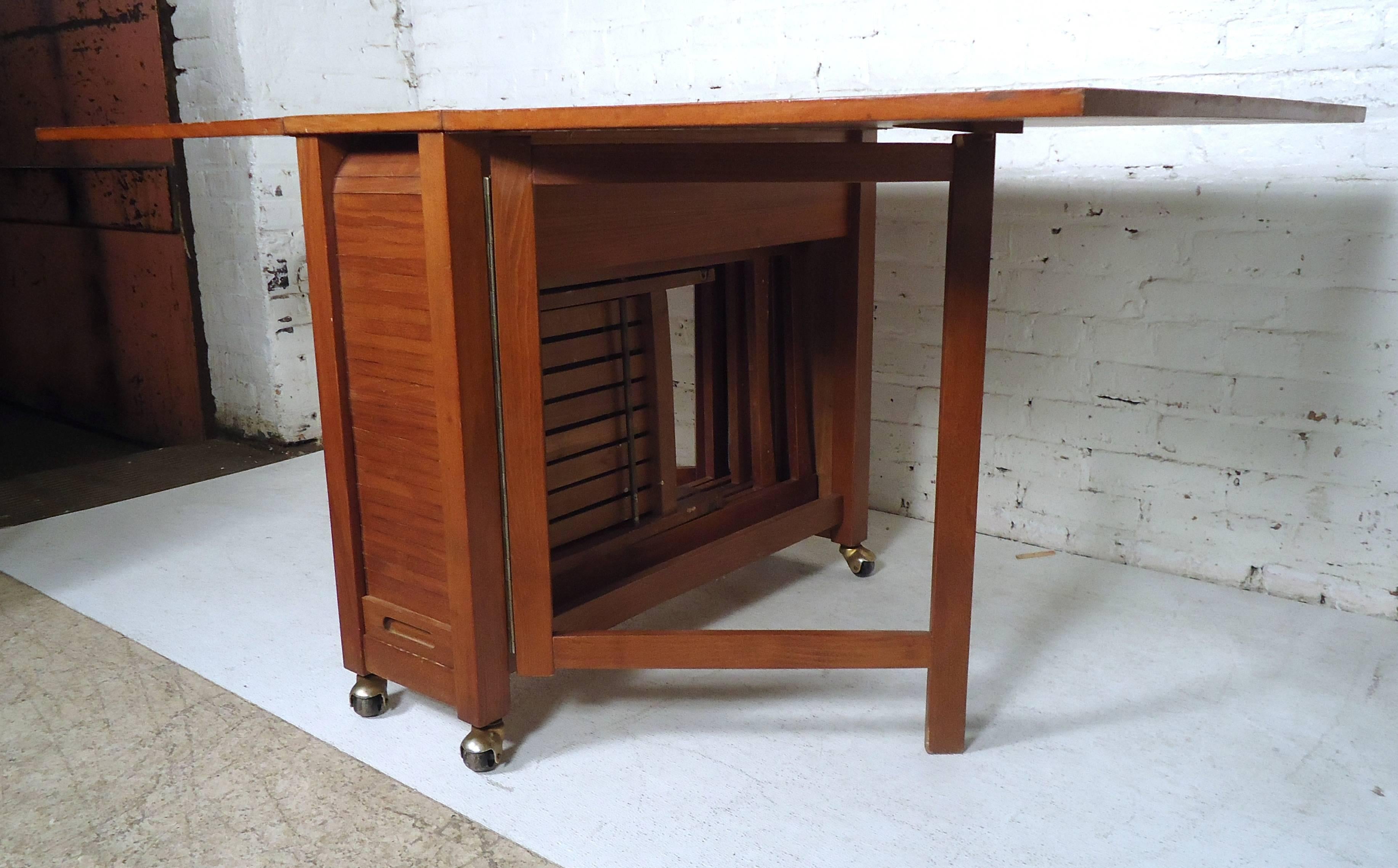 Mid-Century Modern Drop-Leaf Table In Good Condition In Brooklyn, NY