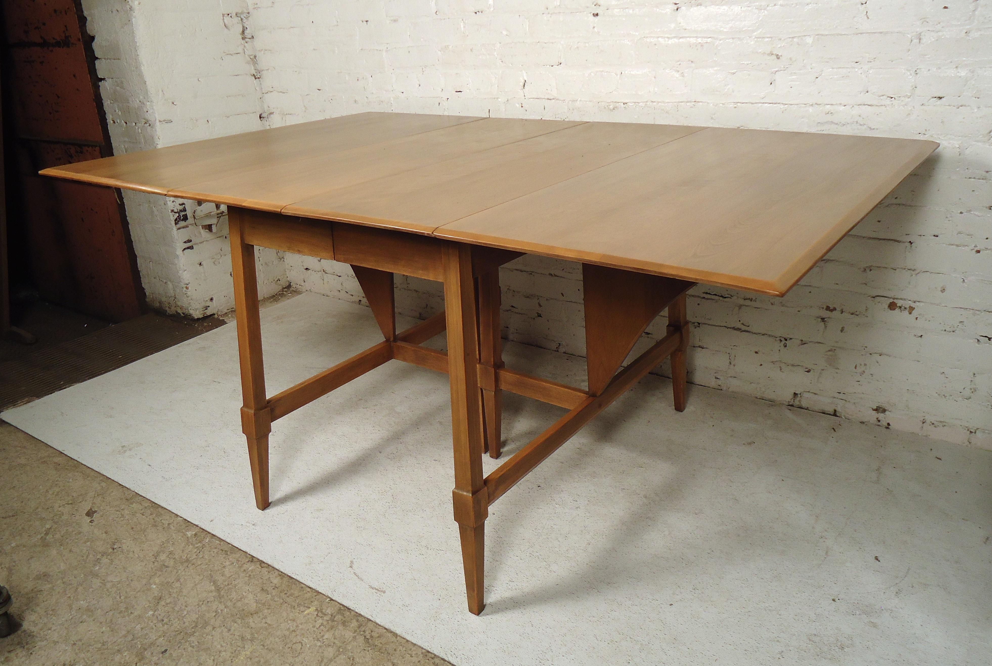 Mid-Century Modern Drop Leaf Table In Good Condition In Brooklyn, NY