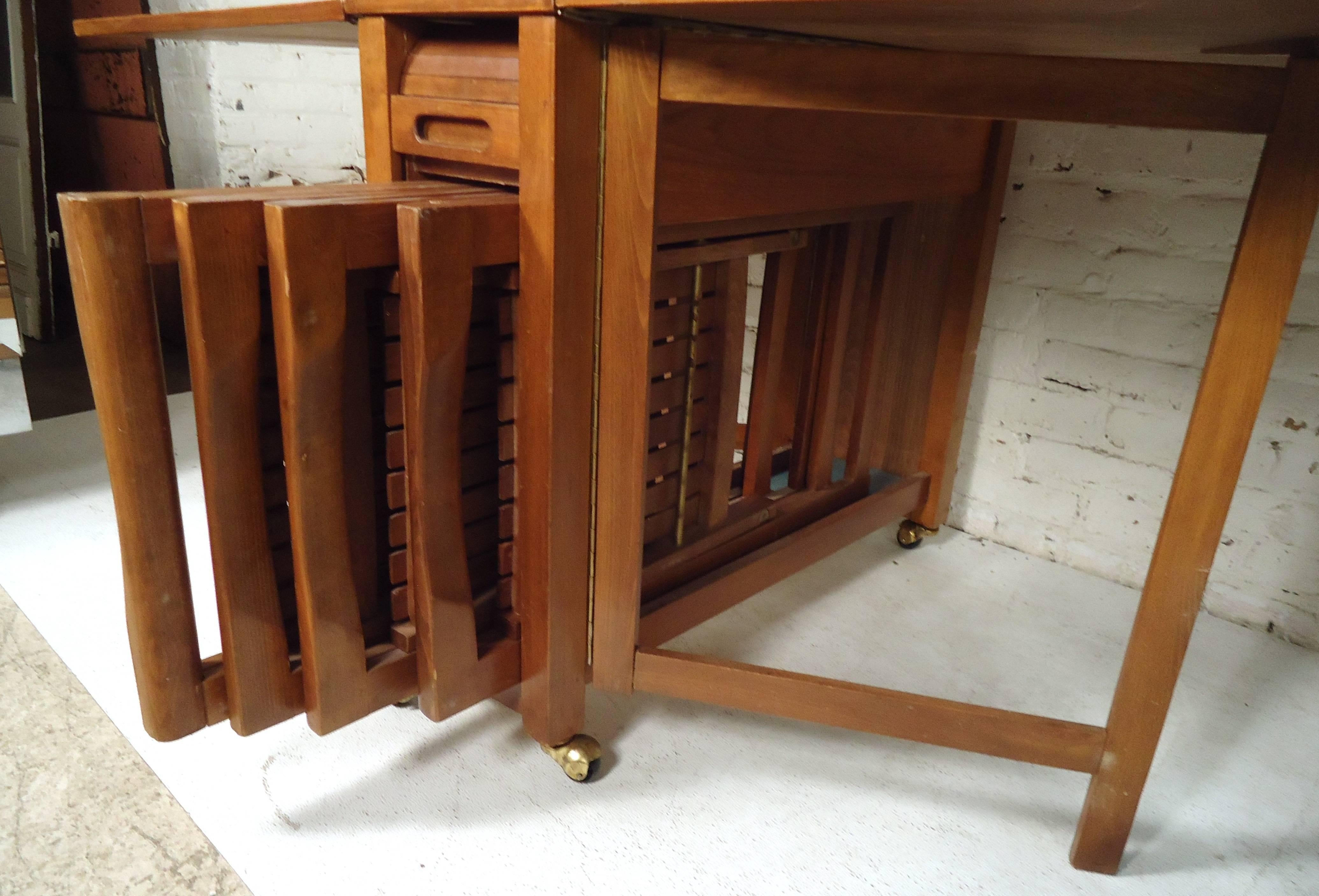 Mid-Century Modern Drop-Leaf Table In Good Condition In Brooklyn, NY