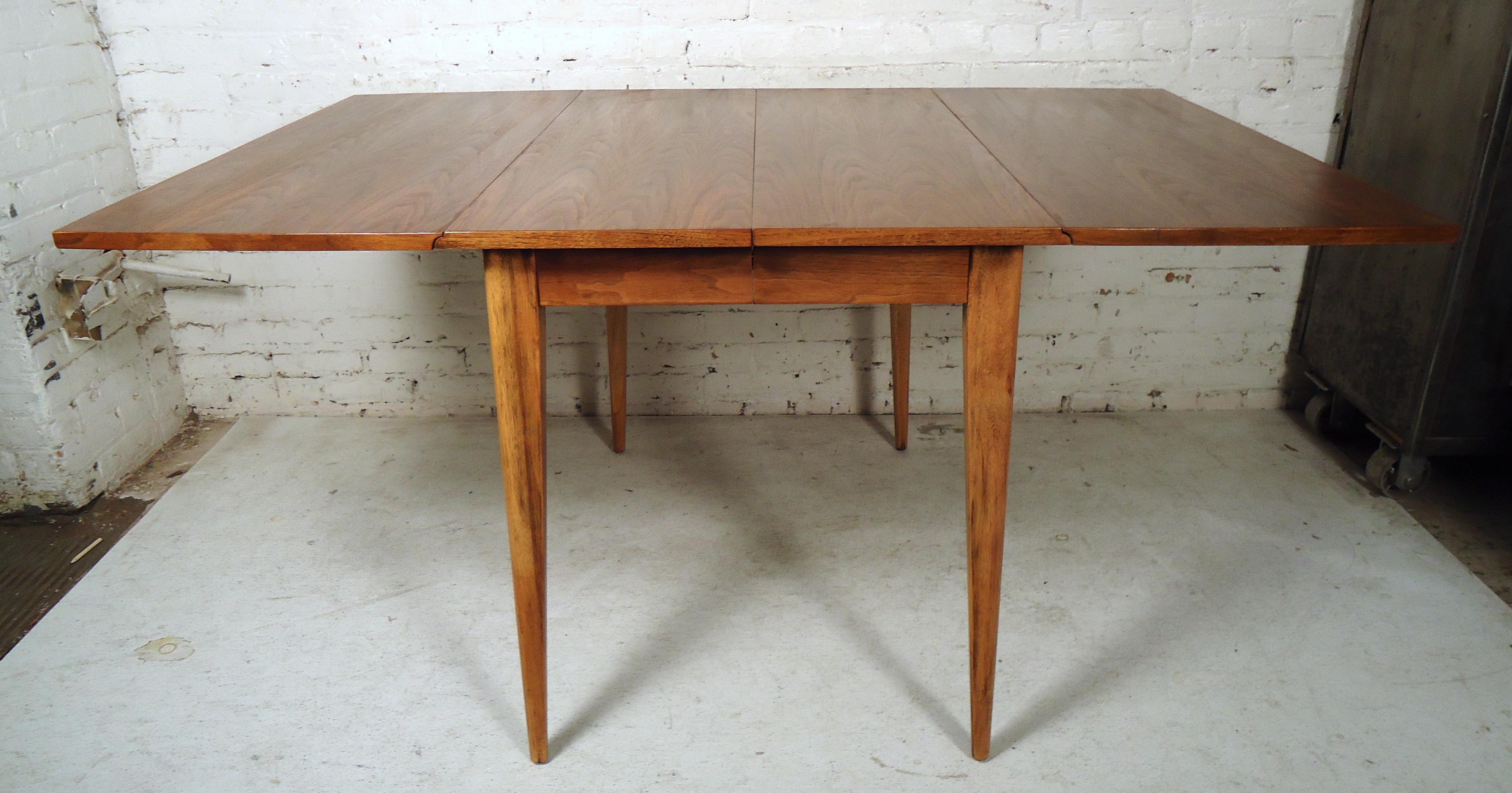 Mid-Century Modern Drop-Leaf Table In Good Condition In Brooklyn, NY