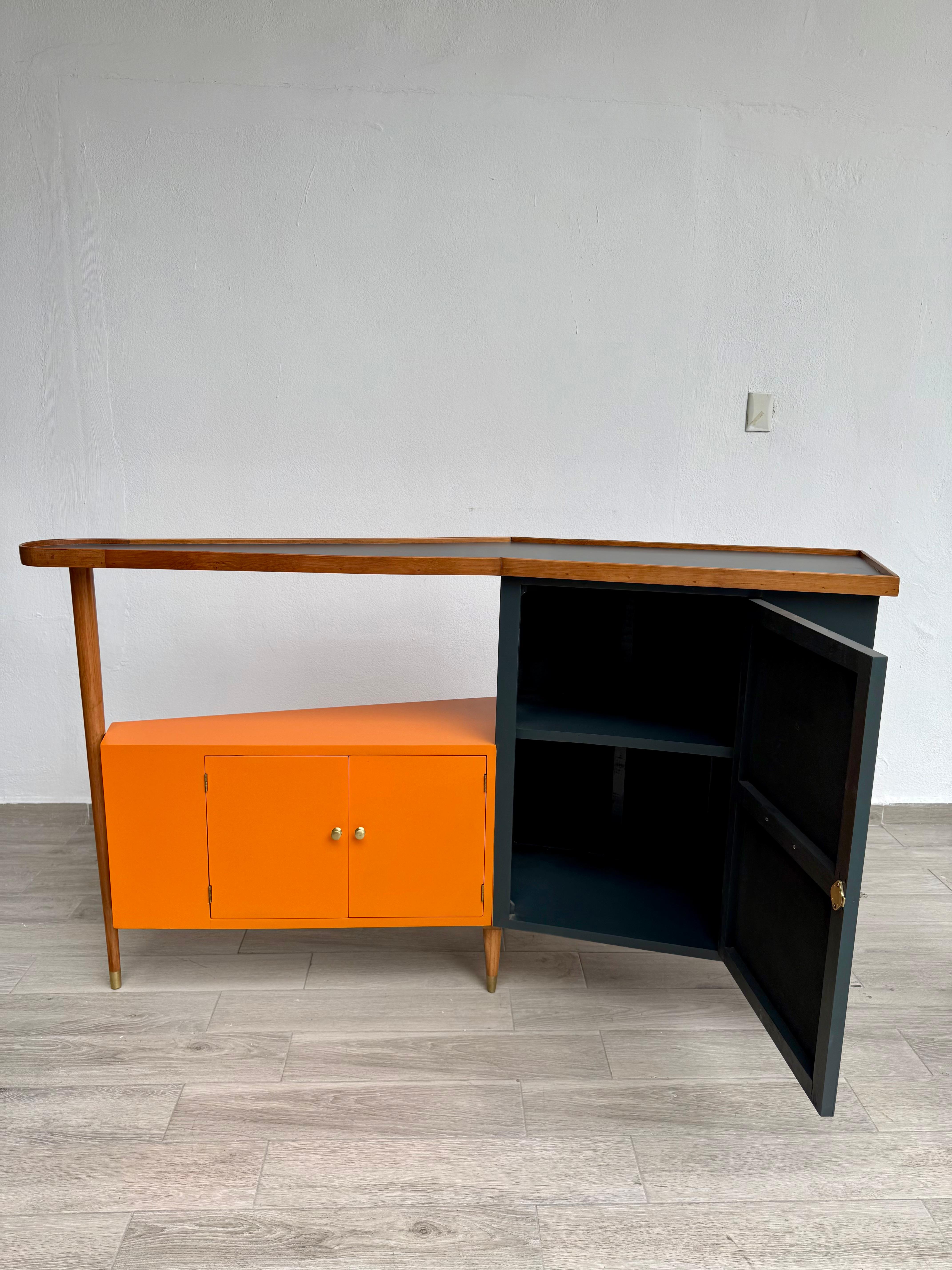 Barra seca y taburetes modernos de mediados de siglo en venta 4