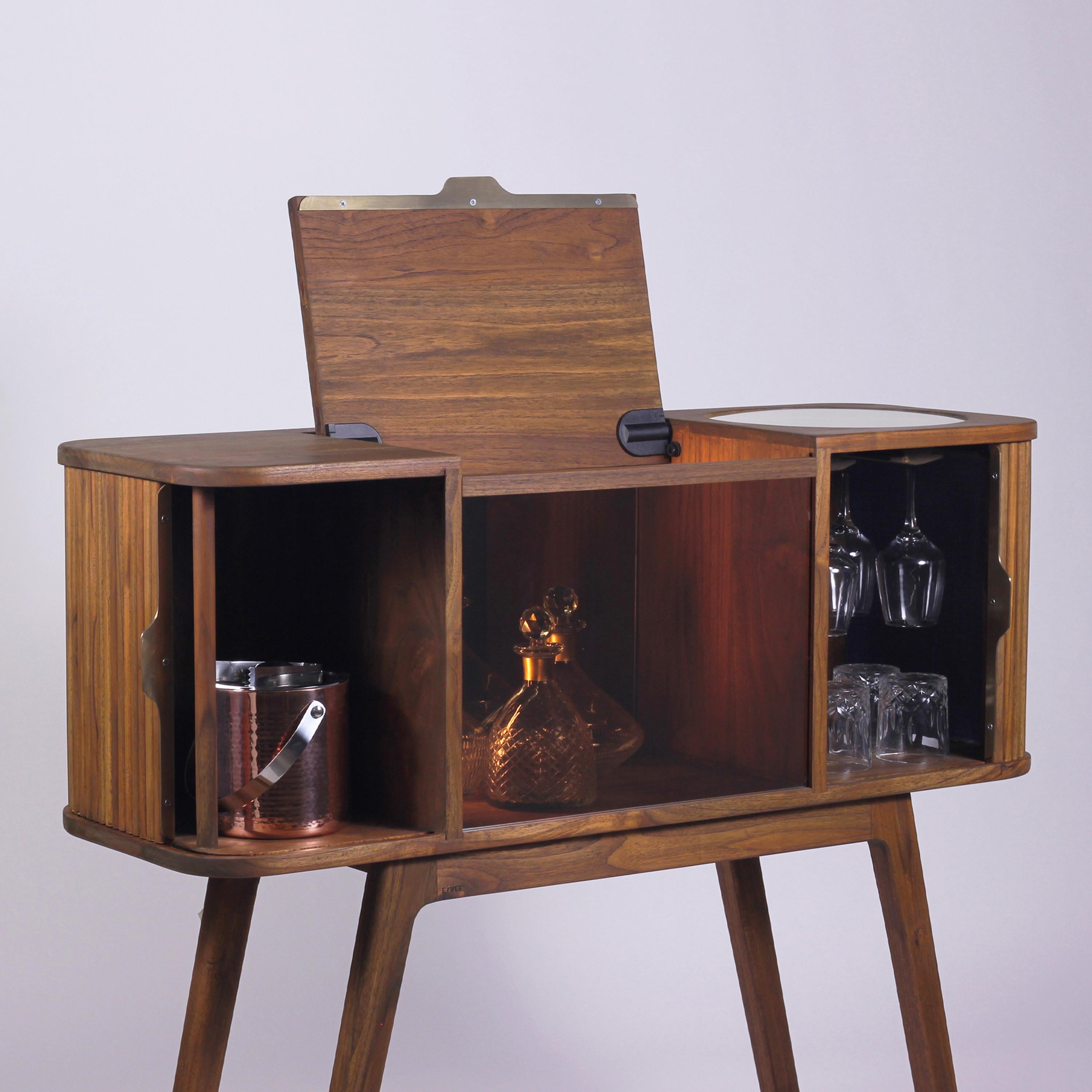 Mid-Century Modern Meuble de bar en chêne massif du milieu du siècle avec portes à lamelles, couvercle relevable et lumière en vente
