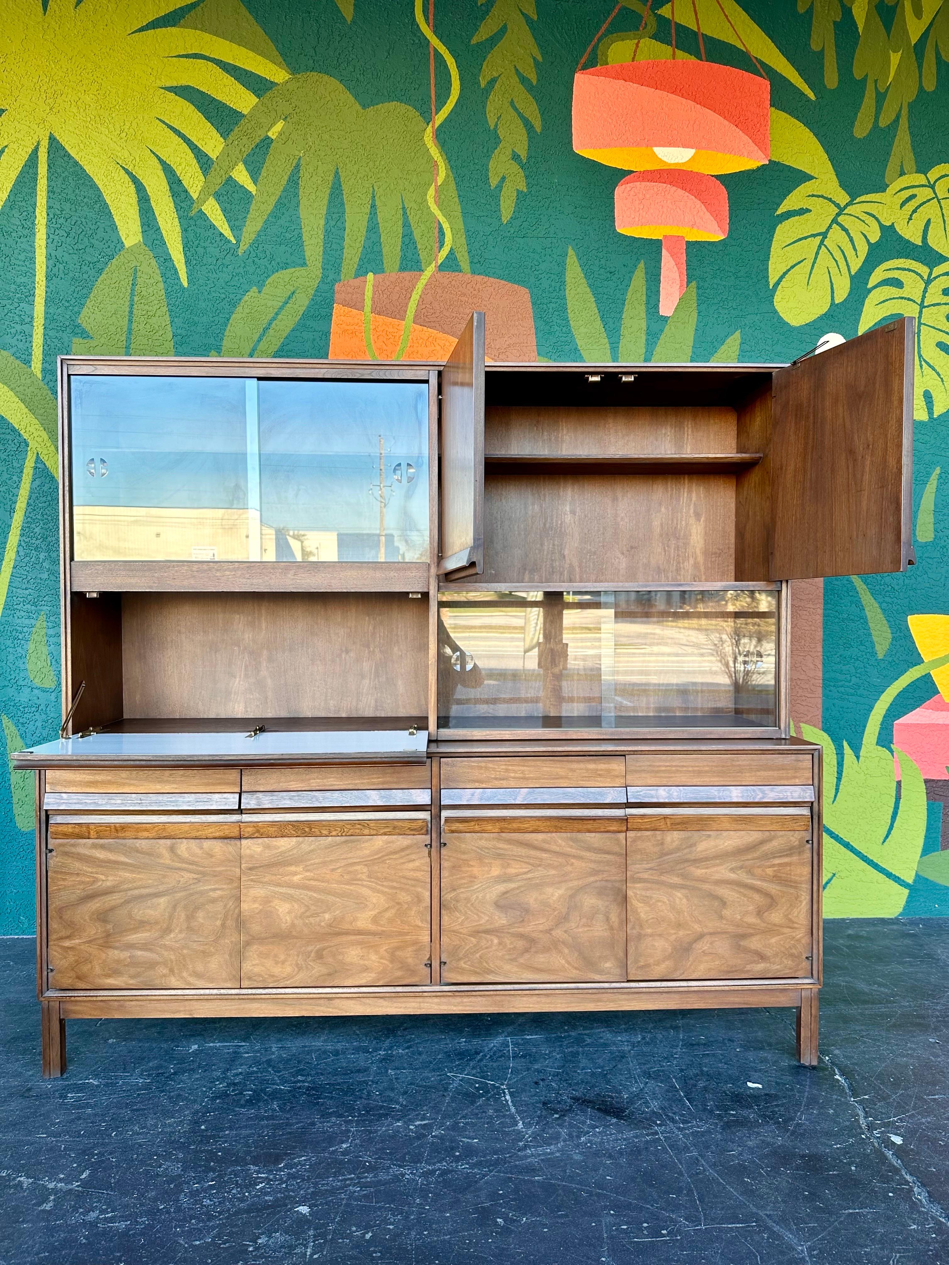 Mid Century Modern Dry Bar Display Cabinet by American of Martinsville In Good Condition In Lutz, FL
