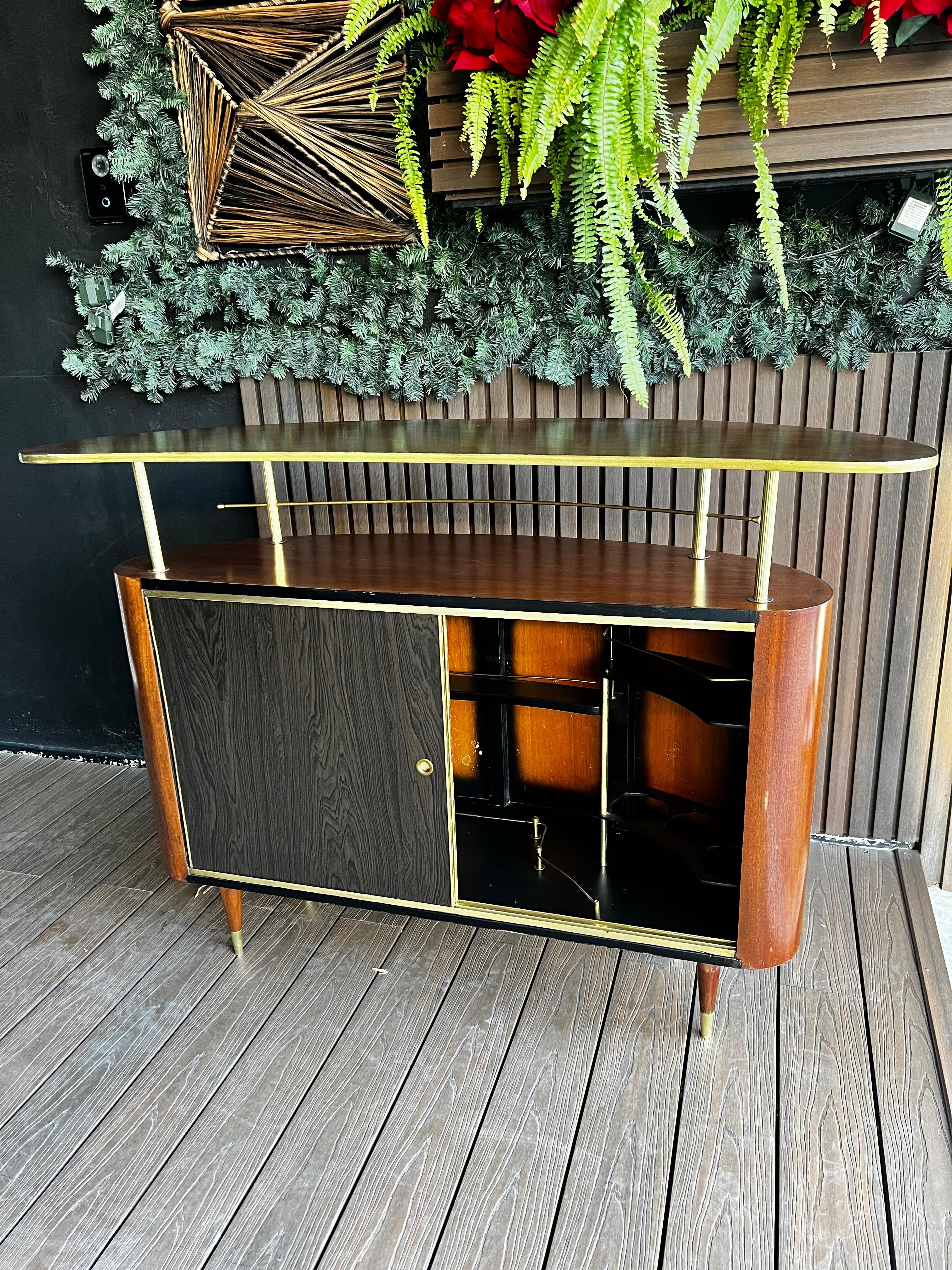 Le bar mi-siècle moderne 3