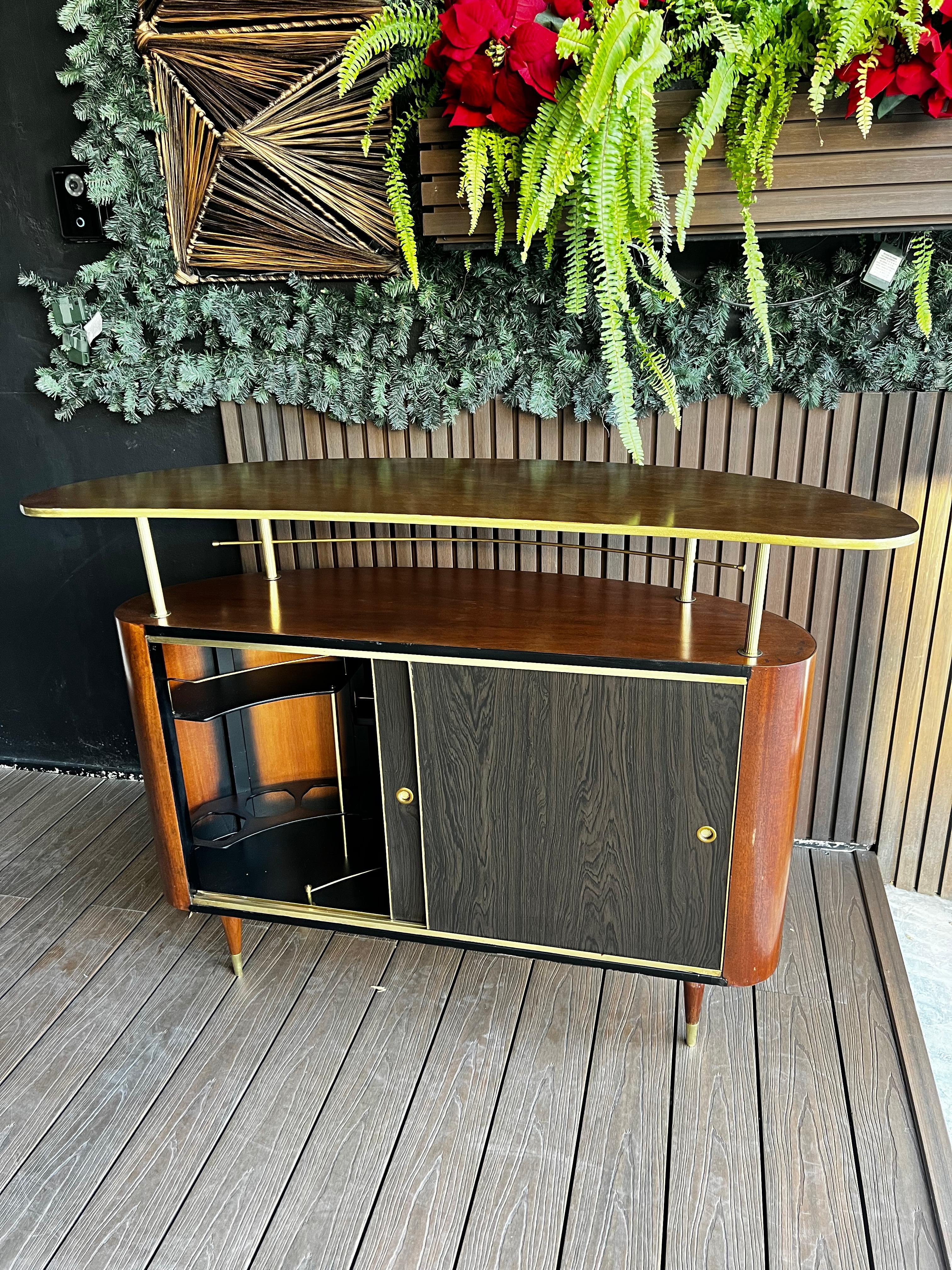 Le bar mi-siècle moderne 4