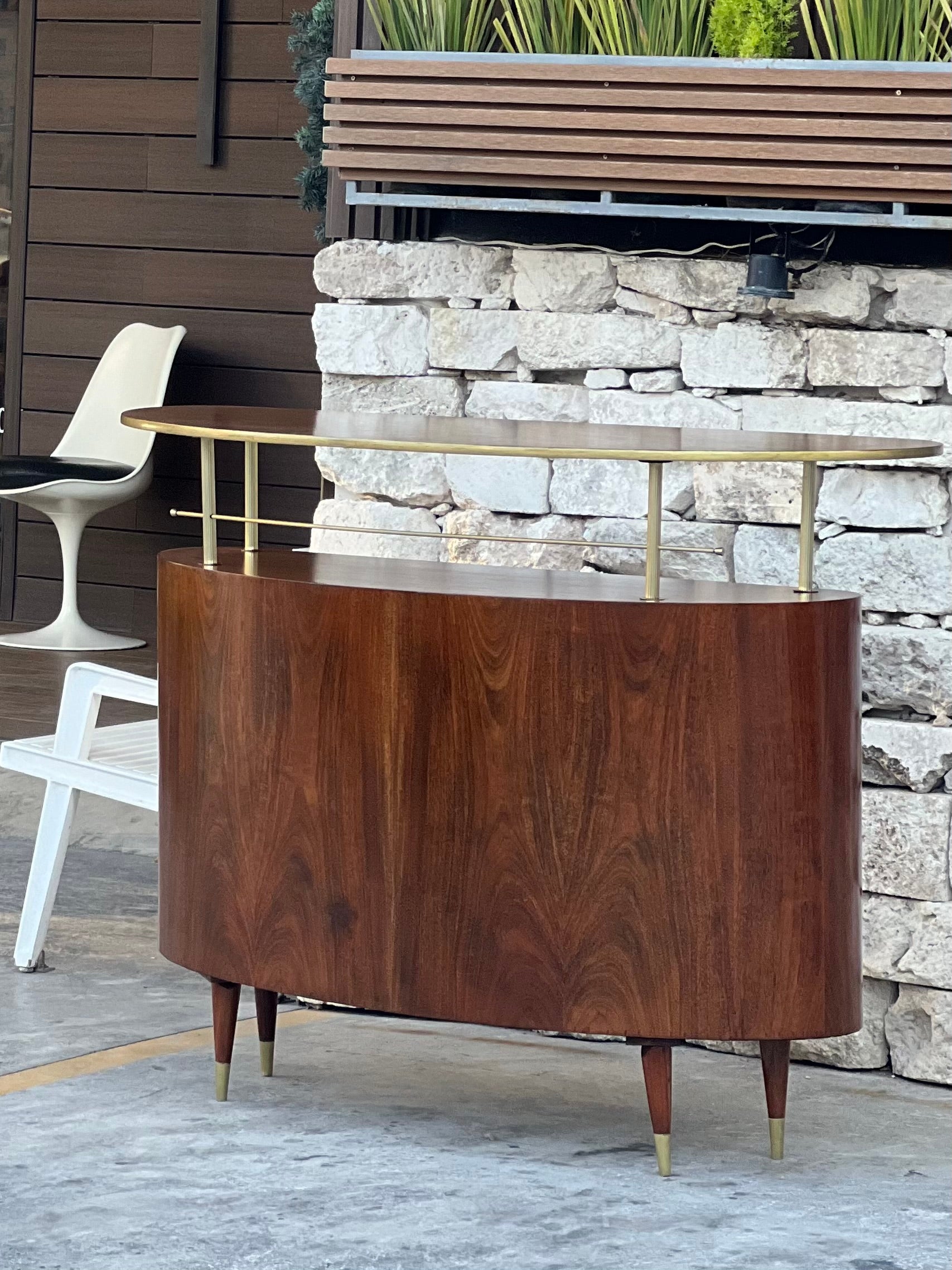 Pour votre considération, un bar Mid-Century Modern fabriqué au Mexique au début des années 70. 