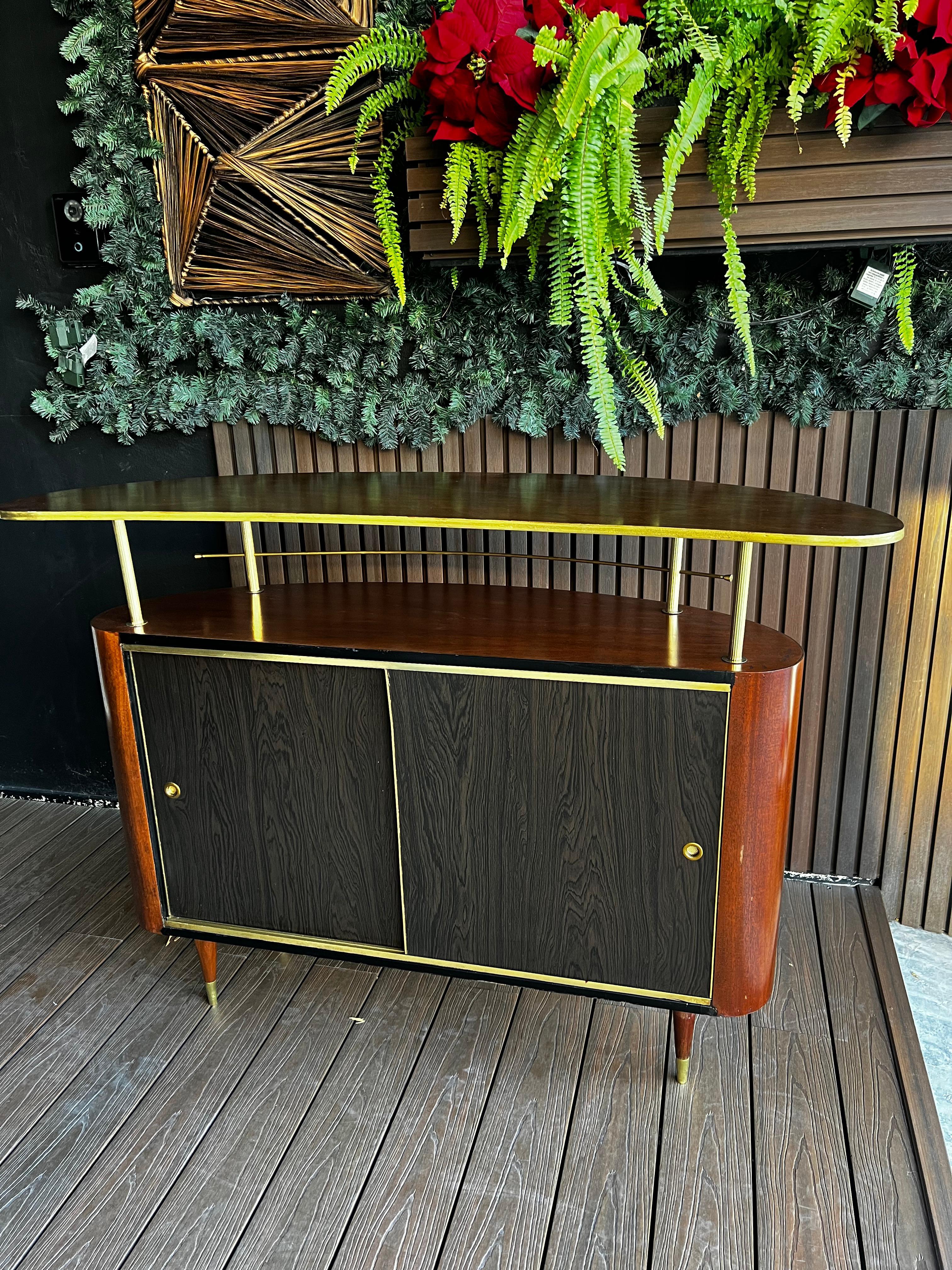 Le bar mi-siècle moderne 2