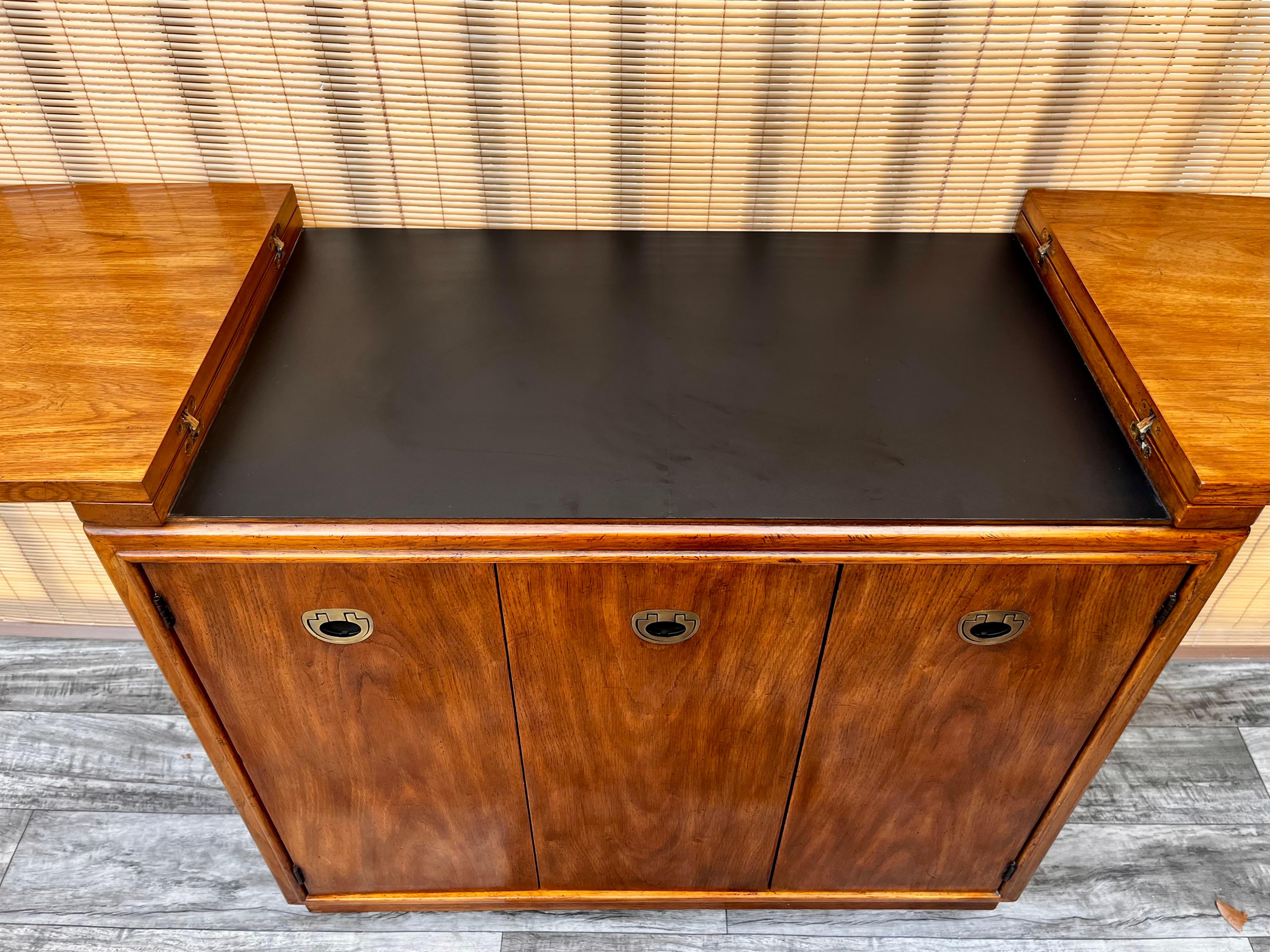 Carrello bar/server moderno di metà secolo di Drexel Furniture, circa 1960 in vendita 7
