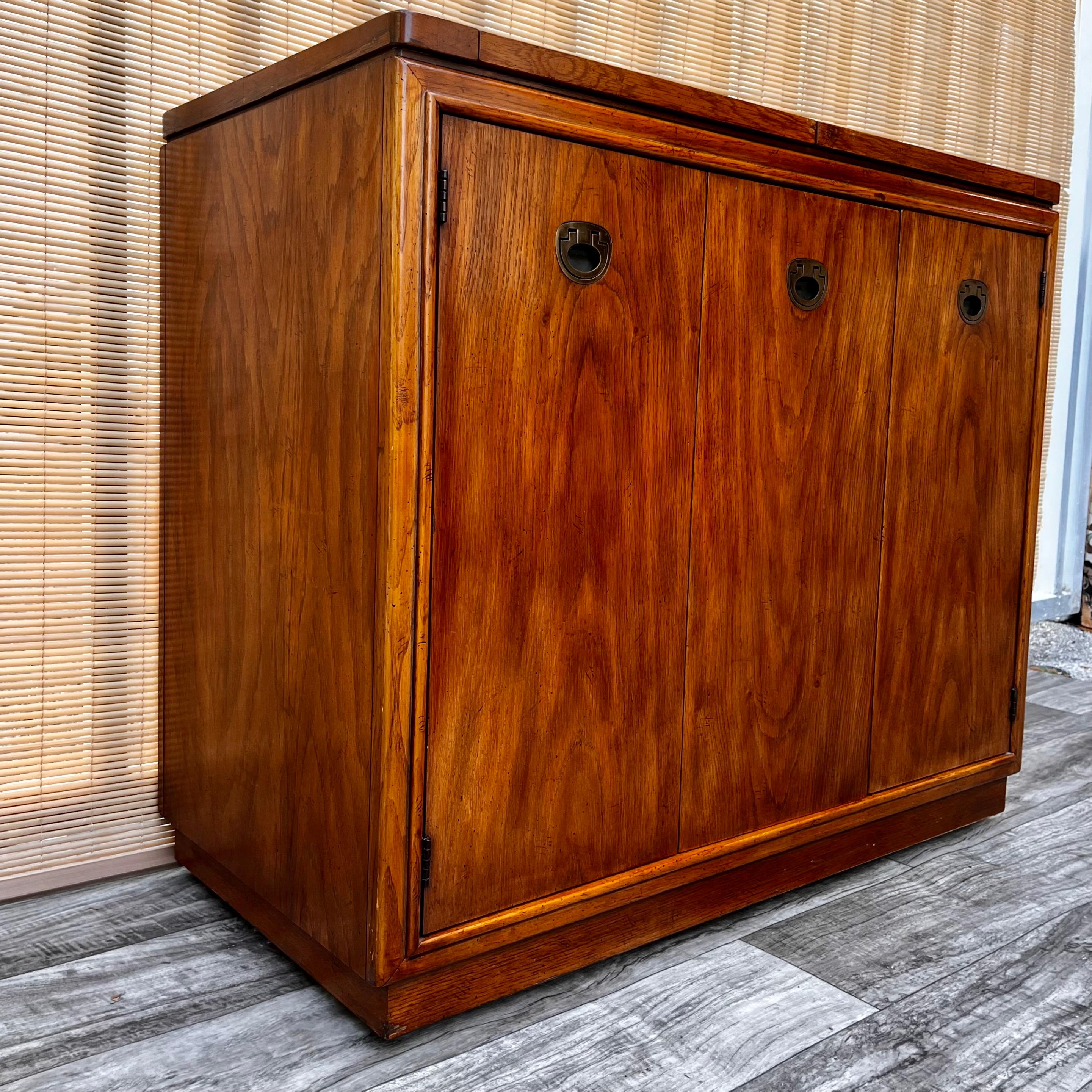 Impiallacciato Carrello bar/server moderno di metà secolo di Drexel Furniture, circa 1960 in vendita