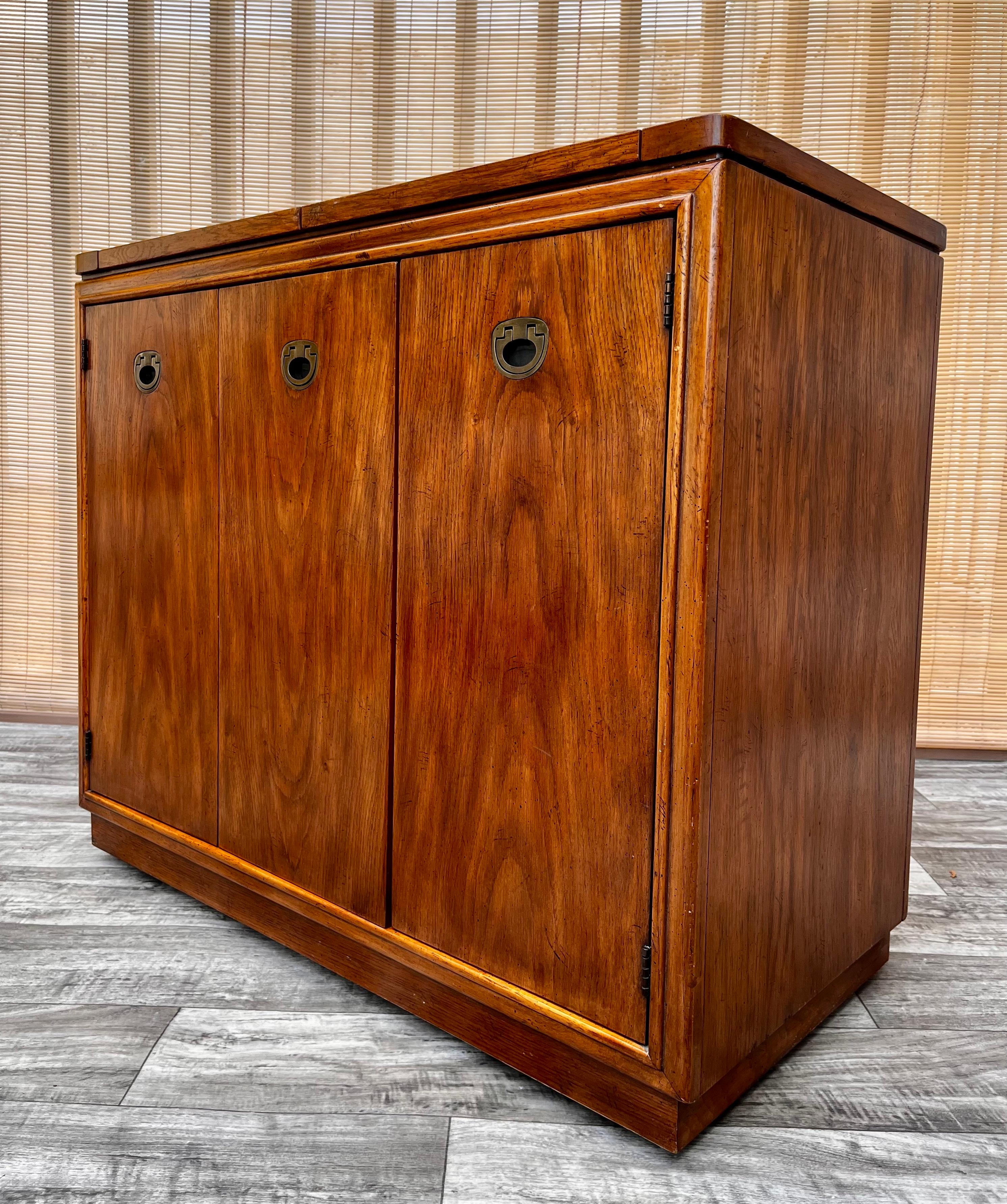 Carrello bar/server moderno di metà secolo di Drexel Furniture, circa 1960 In condizioni buone in vendita a Miami, FL