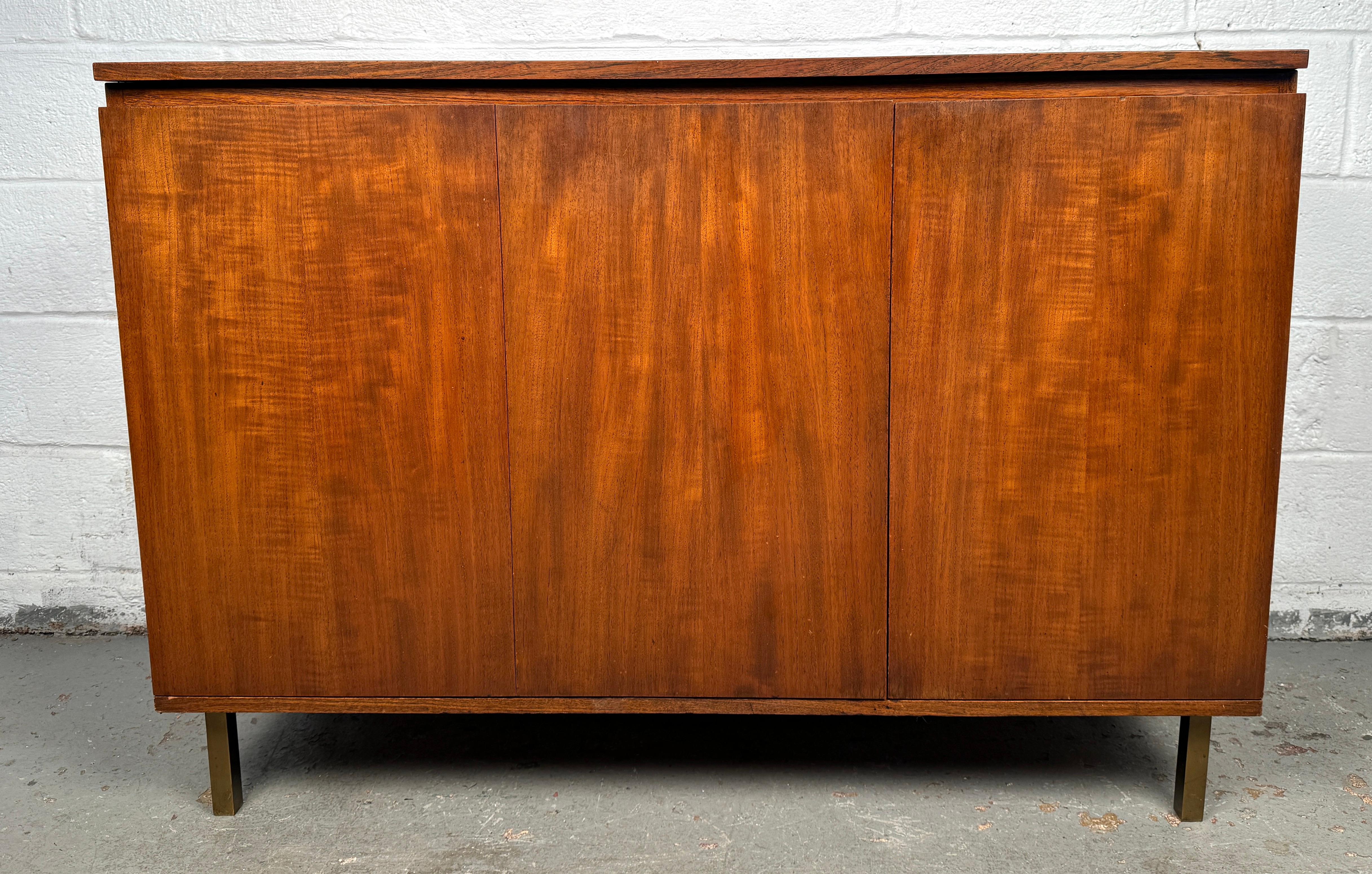 Mettez la barre plus haut lors de vos réceptions à la maison avec cet élégant meuble bar sec vintage, un mélange parfait de forme et de fonction. Avec ses tons de bois chauds, ses lignes épurées et ses rangements bien pensés, cette pièce apporte un