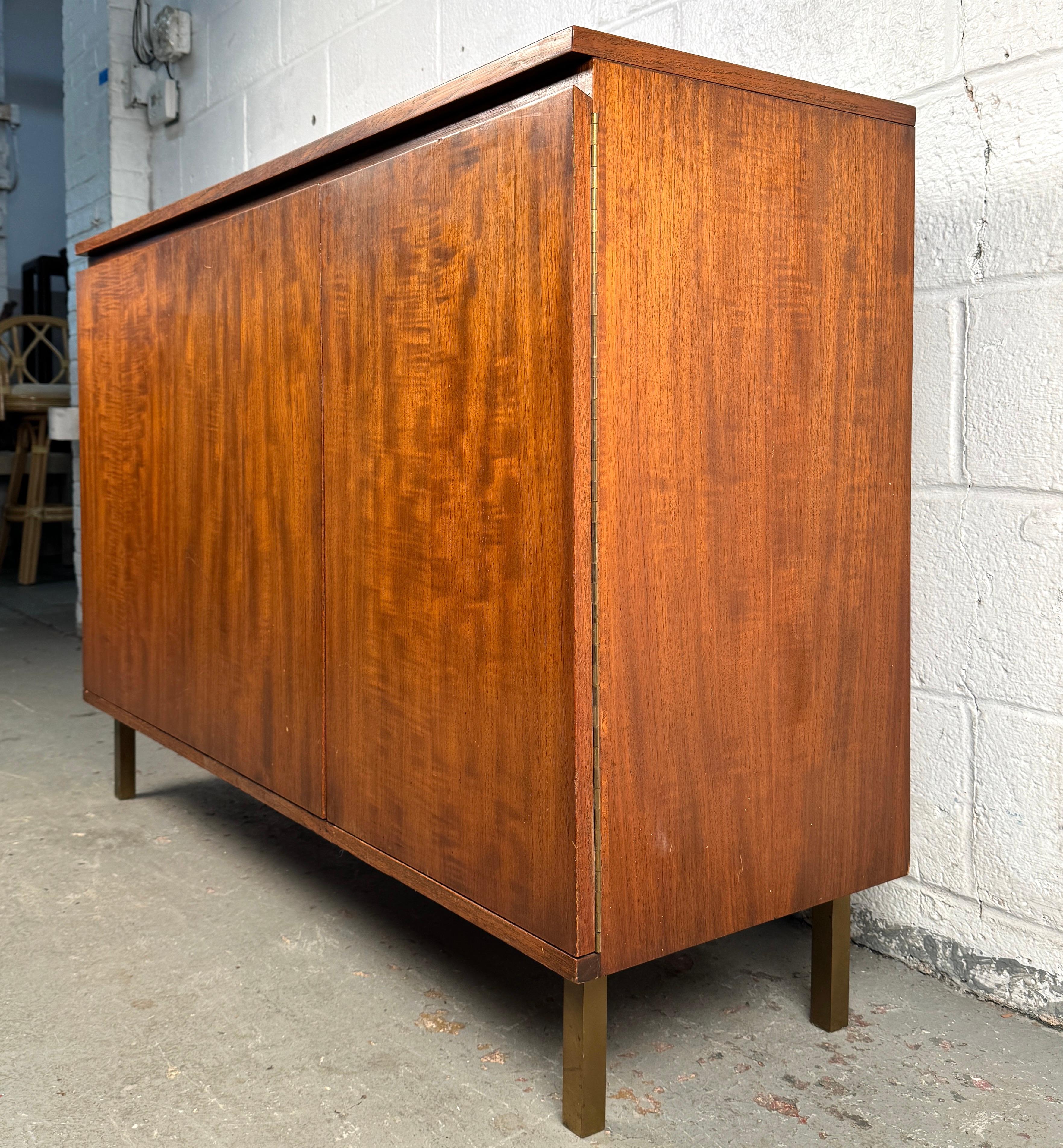 Mid-Century Modern Buffet de bar à sec moderne du milieu du siècle en vente