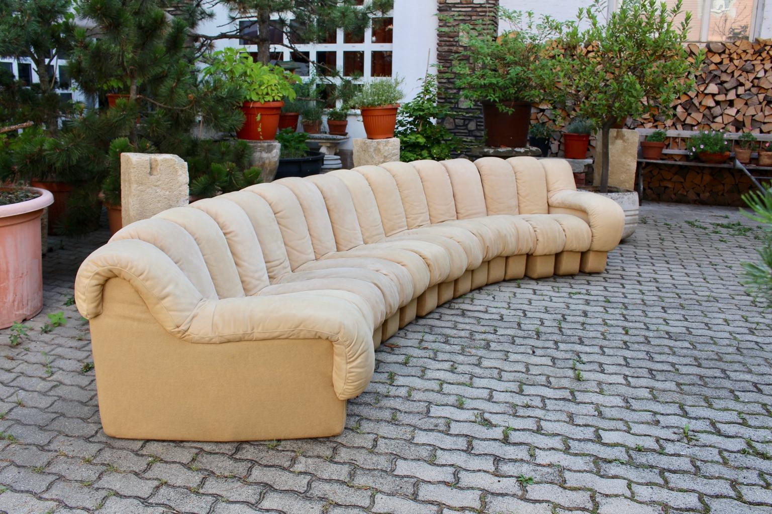 This presented 16 section De Sede DS -600 never ending beige suede leather sofa was designed in the early 1970s by Ueli Berger, Eleonore Peduzzi-Riva, Heinz Ulrich and Klaus Vogt and executed by De Sede, Switzerland.
The vintage suede leather sofa
