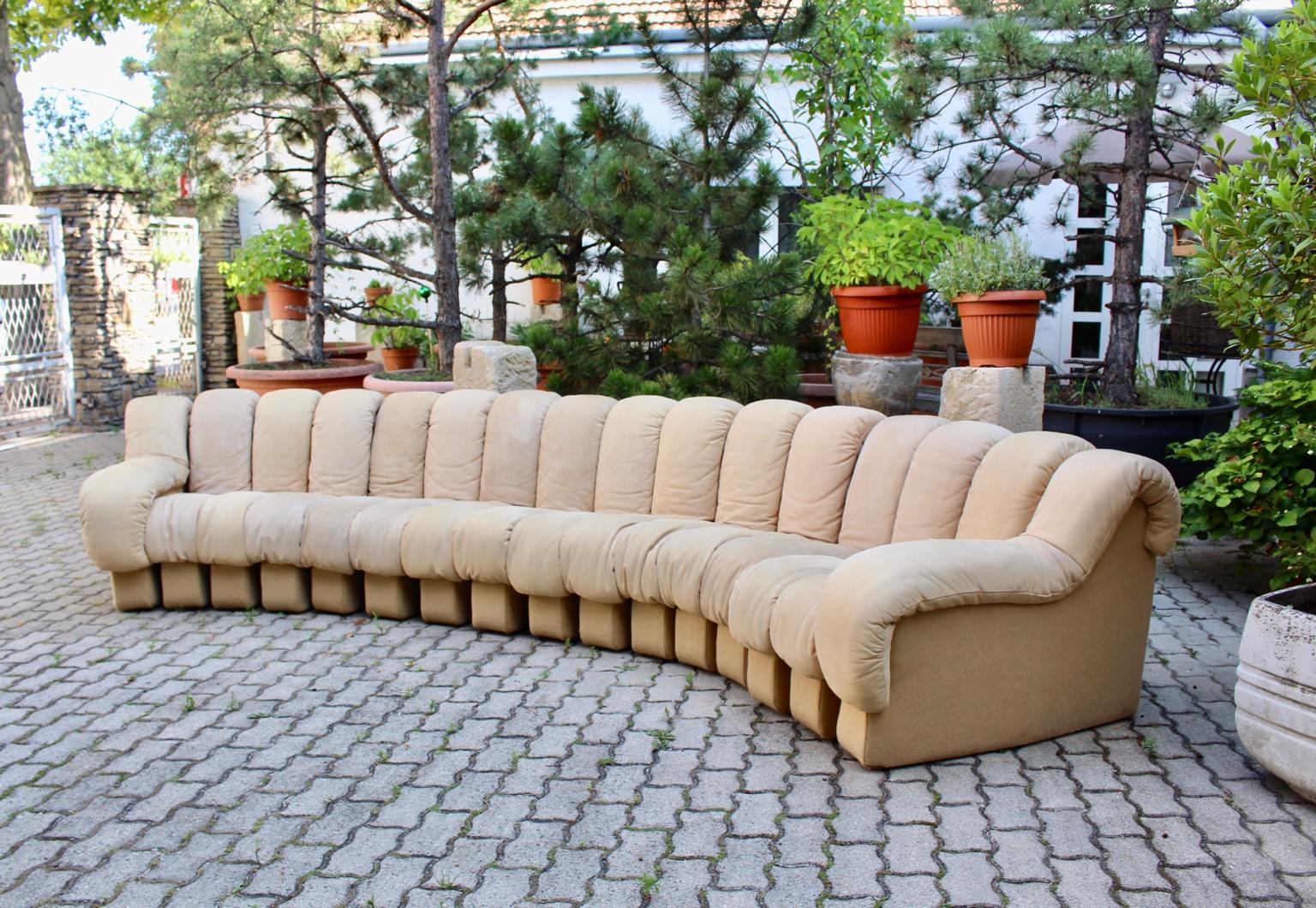 Mid-Century Modern DS-600 Nonstop 16 Section Vintage Beige Suede Leather Sofa In Good Condition In Vienna, AT