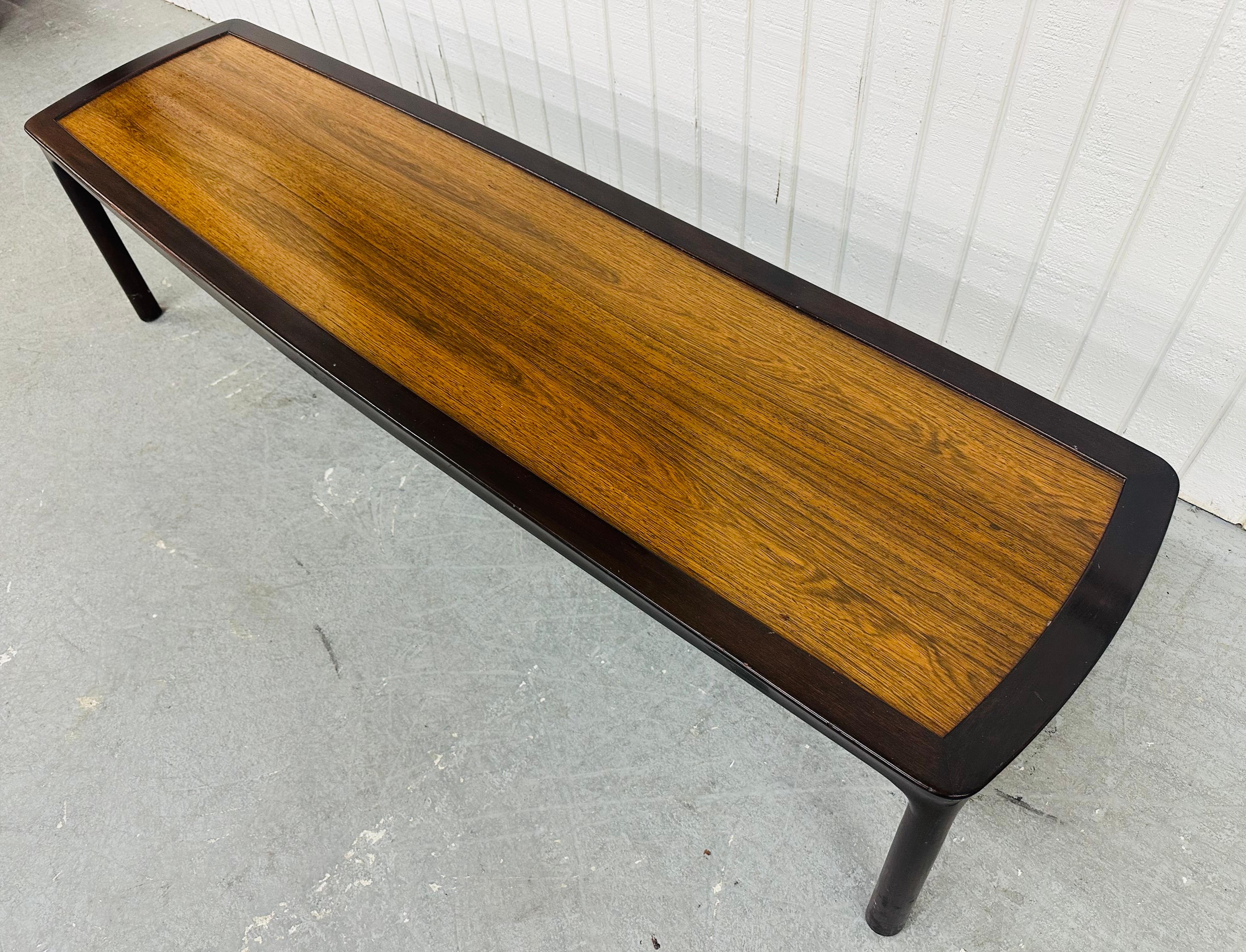 Mid-Century Modern Table basse en bois de rose The Moderns Dunbar en vente