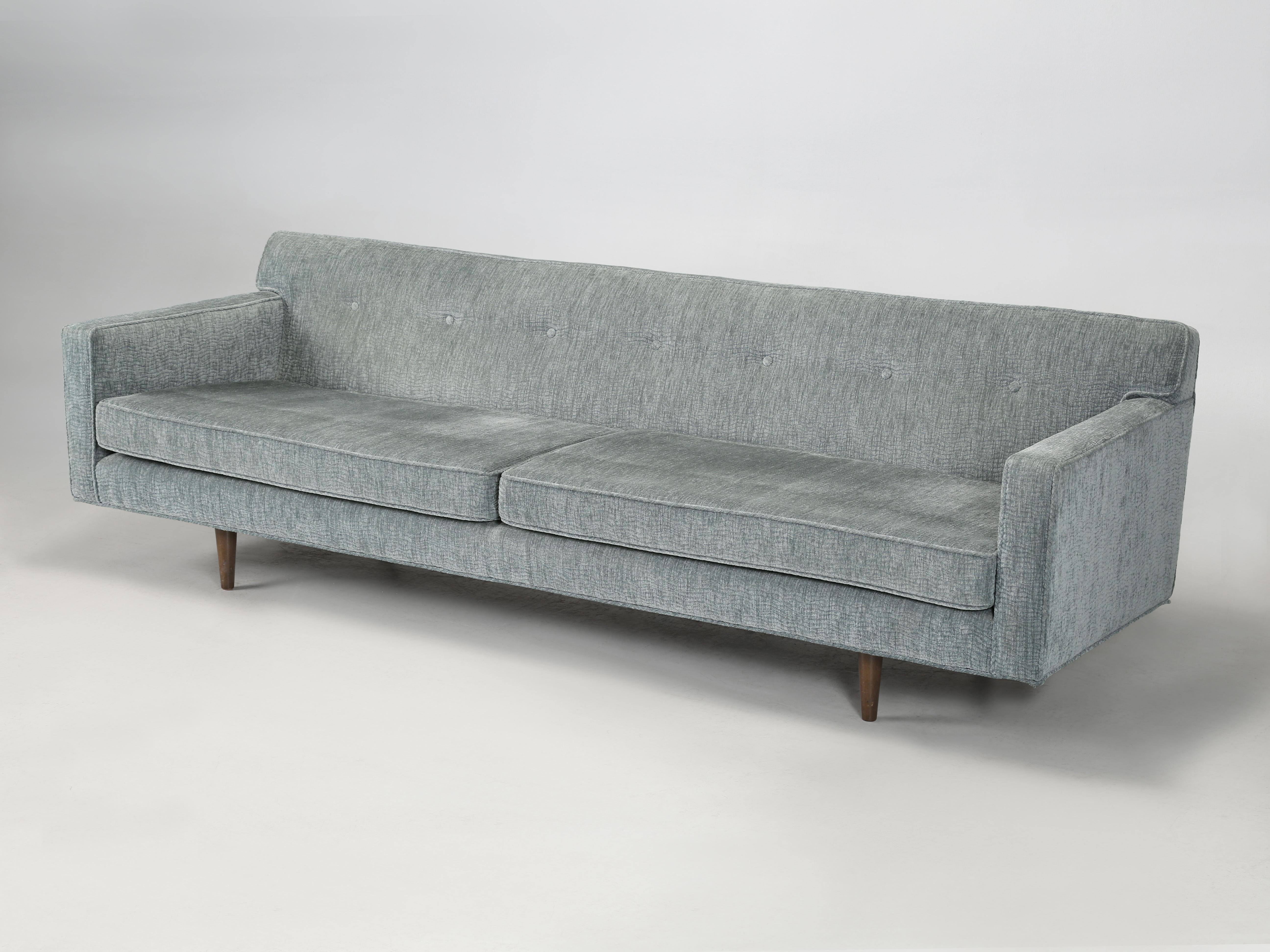 Mid-Century Modern Dunbar Sofa Extrem bequem und in bemerkenswertem Zustand. Wir haben gerade ein ganzes Wohn- und Esszimmer voller Dunbar-Möbel von einer 96-jährigen Frau erhalten, die ihr Haus in tadellosem Zustand hielt. Als ich aufwuchs, kauften