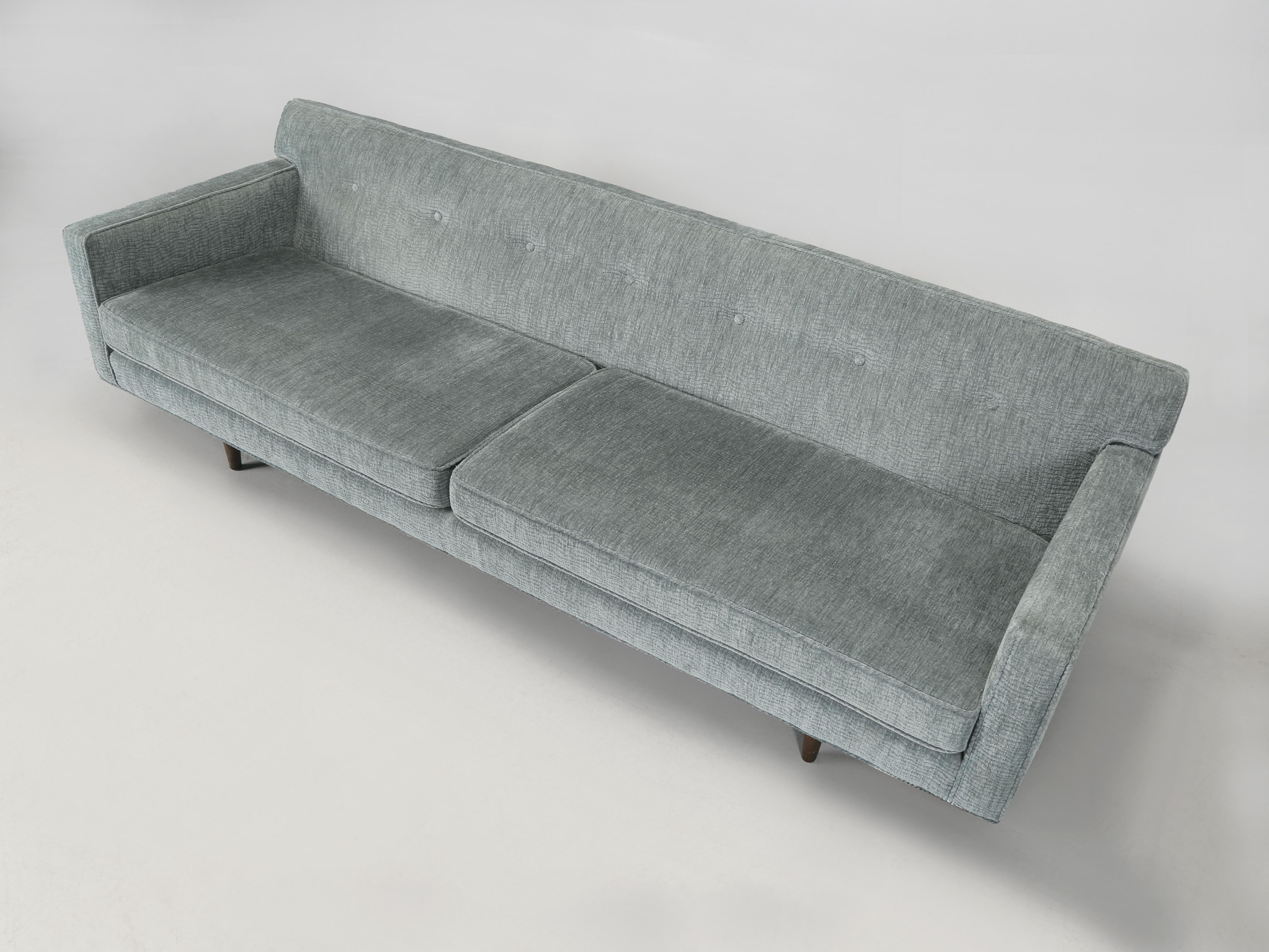 Mid-Century Modern Dunbar Sofa Äußerst bequem und in bemerkenswertem Zustand (Handgefertigt) im Angebot