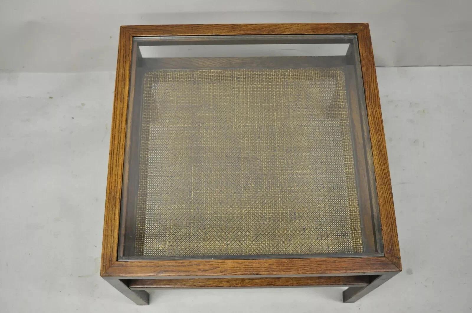 Mid-Century Modern Table d'appoint carrée de style Dunbar, mi-siècle moderne, en chêne et rotin, à 2 étages avec plateau en verre en vente