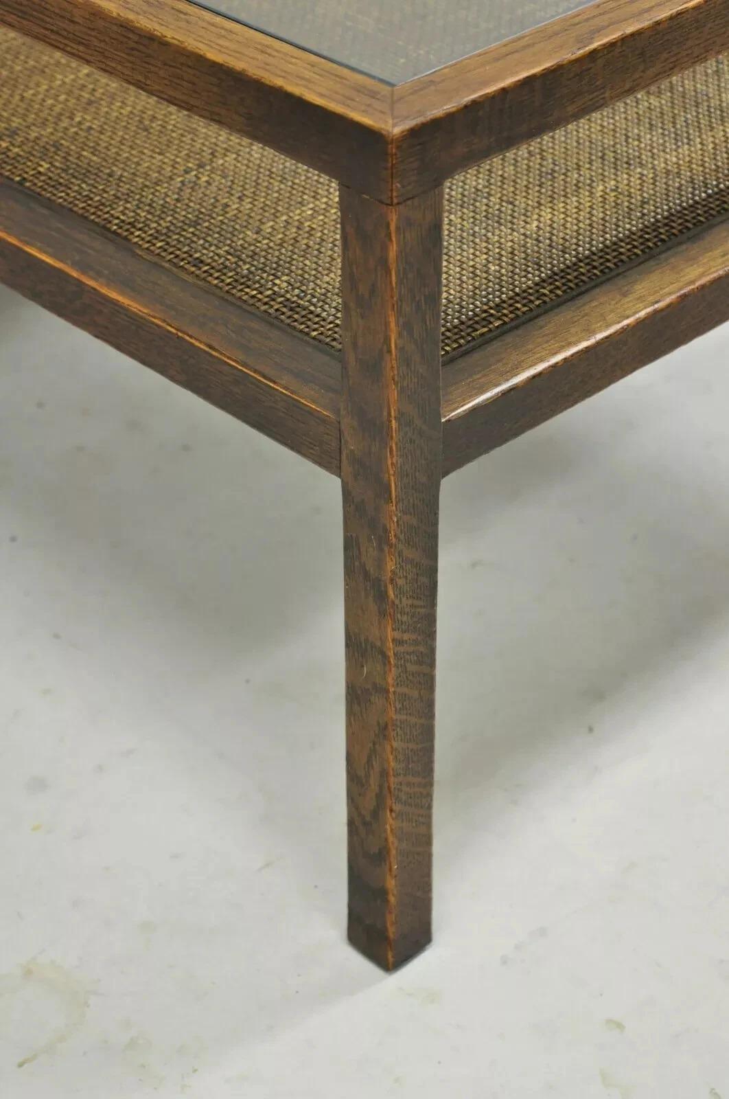 Table d'appoint carrée de style Dunbar, mi-siècle moderne, en chêne et rotin, à 2 étages avec plateau en verre Bon état - En vente à Philadelphia, PA