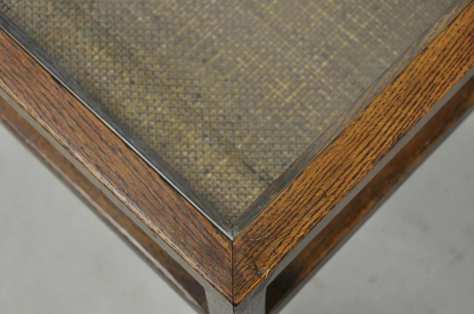 20ième siècle Table d'appoint carrée de style Dunbar, mi-siècle moderne, en chêne et rotin, à 2 étages avec plateau en verre en vente