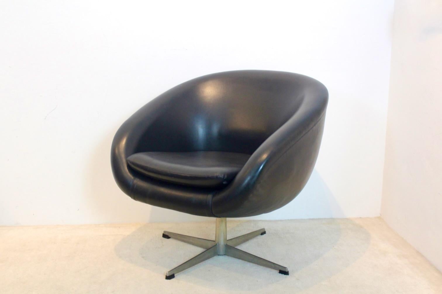 Mid-Century Modern Dutch Design Swivel Chair, 1965 For Sale 7