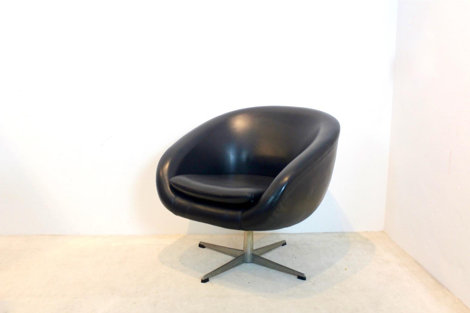 Mid-Century Modern Dutch Design Swivel Chair, 1965 For Sale 8