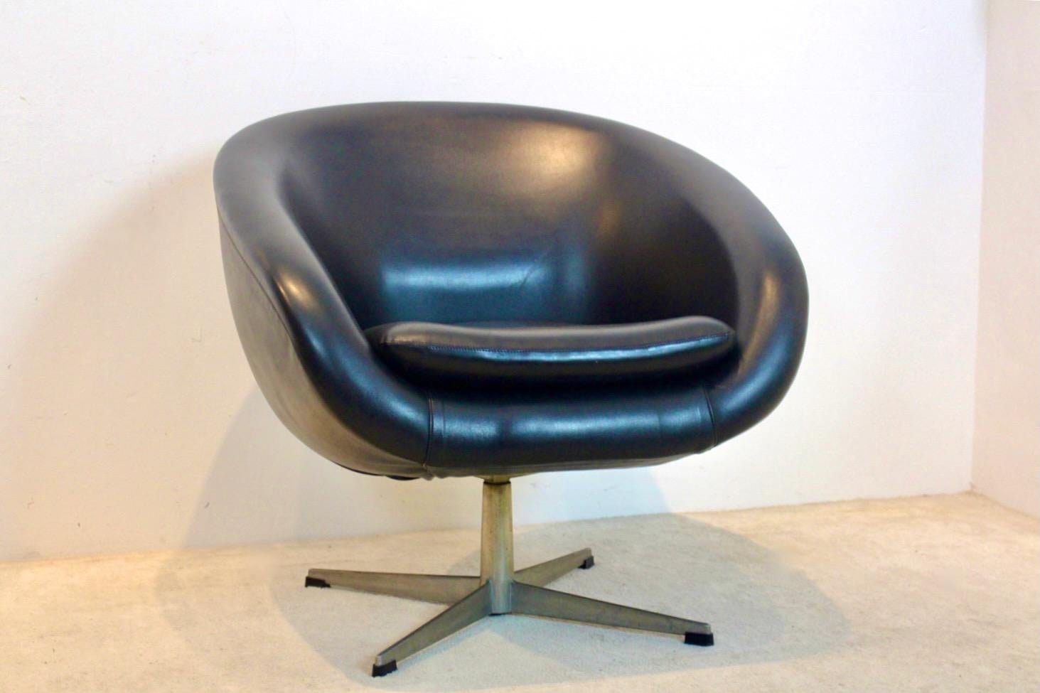 Very comfortable Dutch swivel chair coming from the first owner and in complete original condition. Faux Leather with a stainless-steel base, marked with the production date 22/09/1965. In very good condition and an excellent sit.