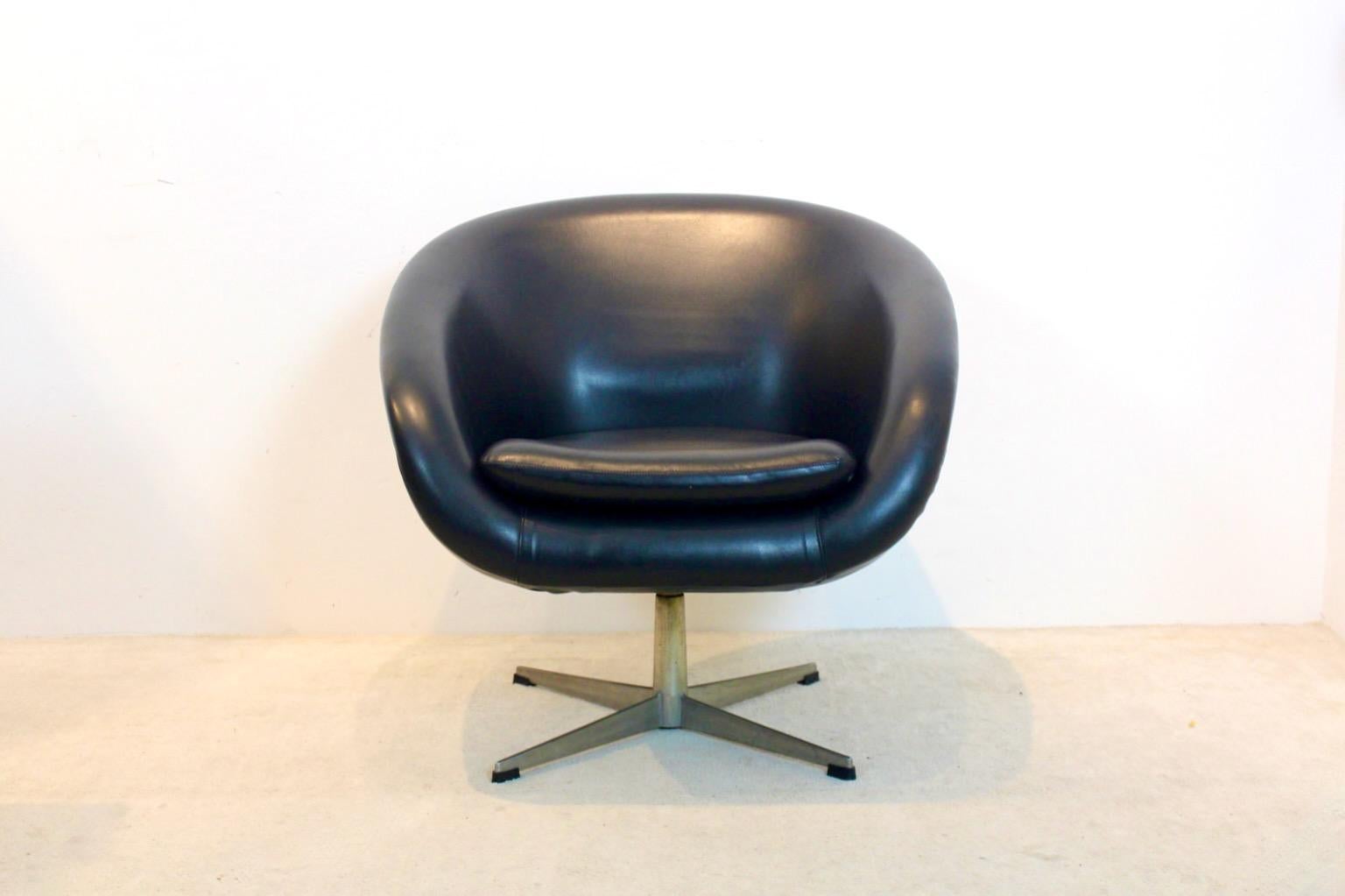 Mid-Century Modern Dutch Design Swivel Chair, 1965 In Good Condition For Sale In Voorburg, NL