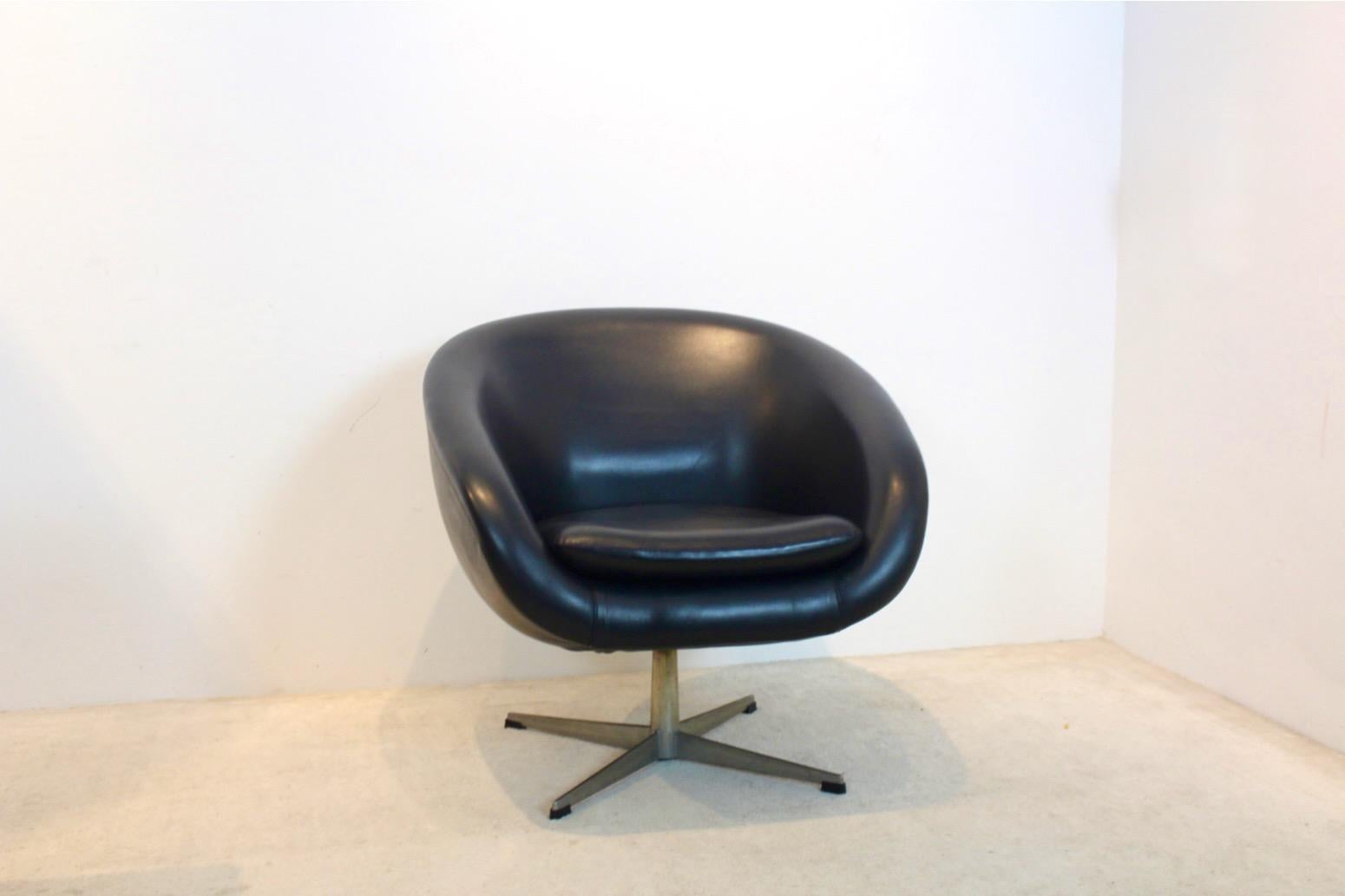 20th Century Mid-Century Modern Dutch Design Swivel Chair, 1965 For Sale